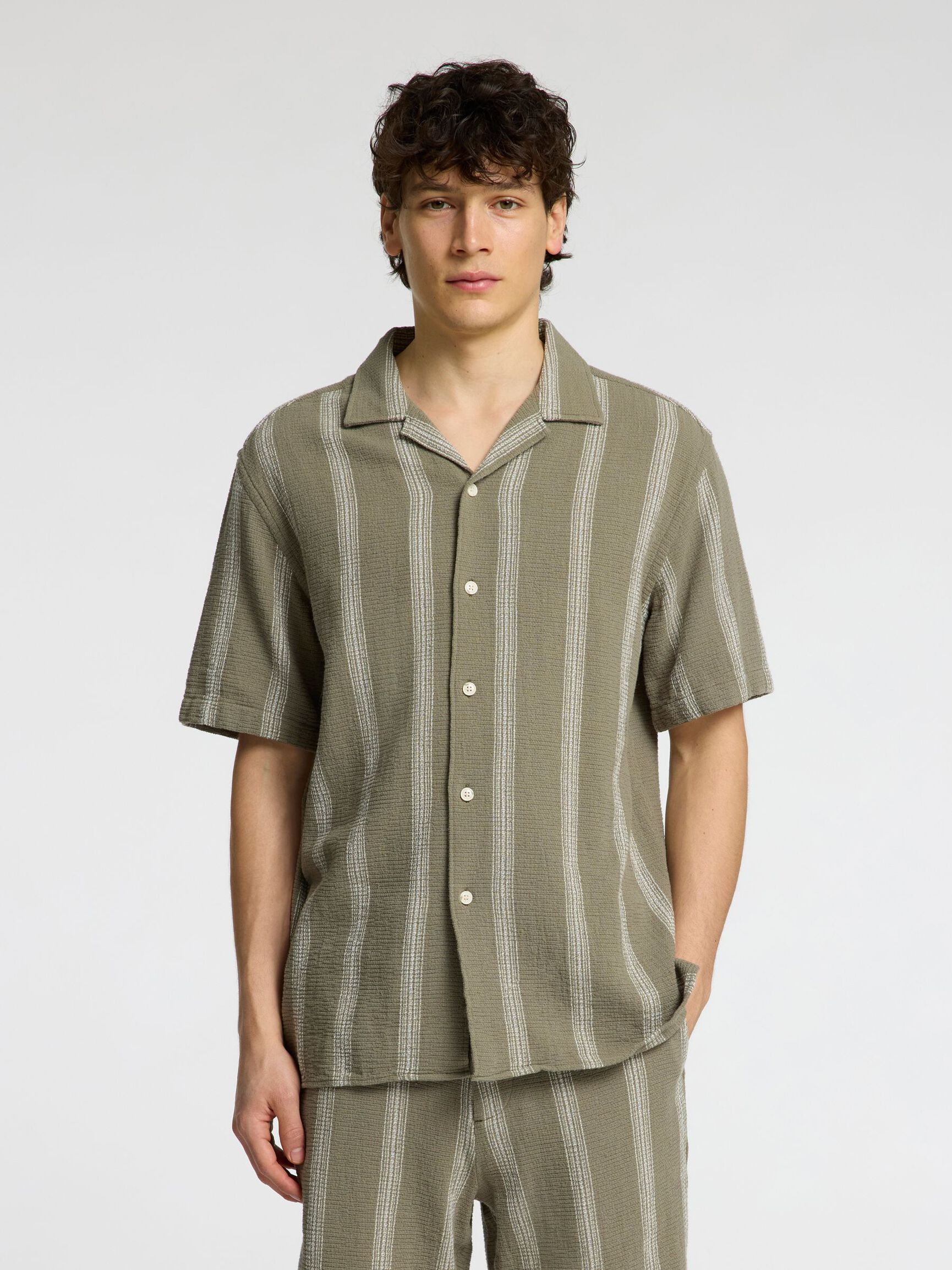 BOMULD KORTÆRMET SKJORTE, Vetiver, highres