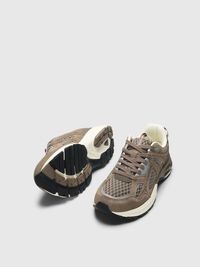 SPORTY TRAINERS, Almondine, highres