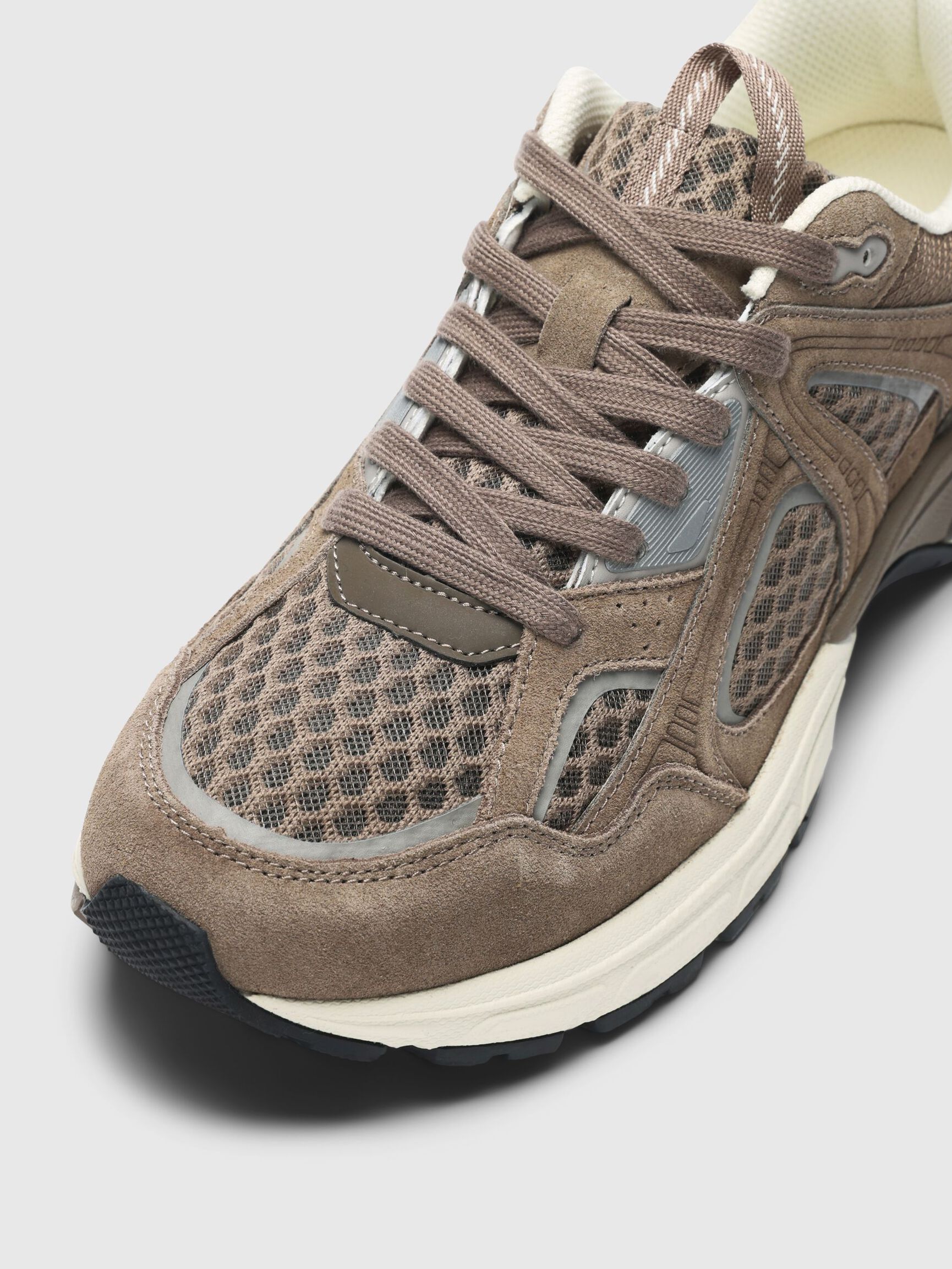 SPORTY TRAINERS, Almondine, highres