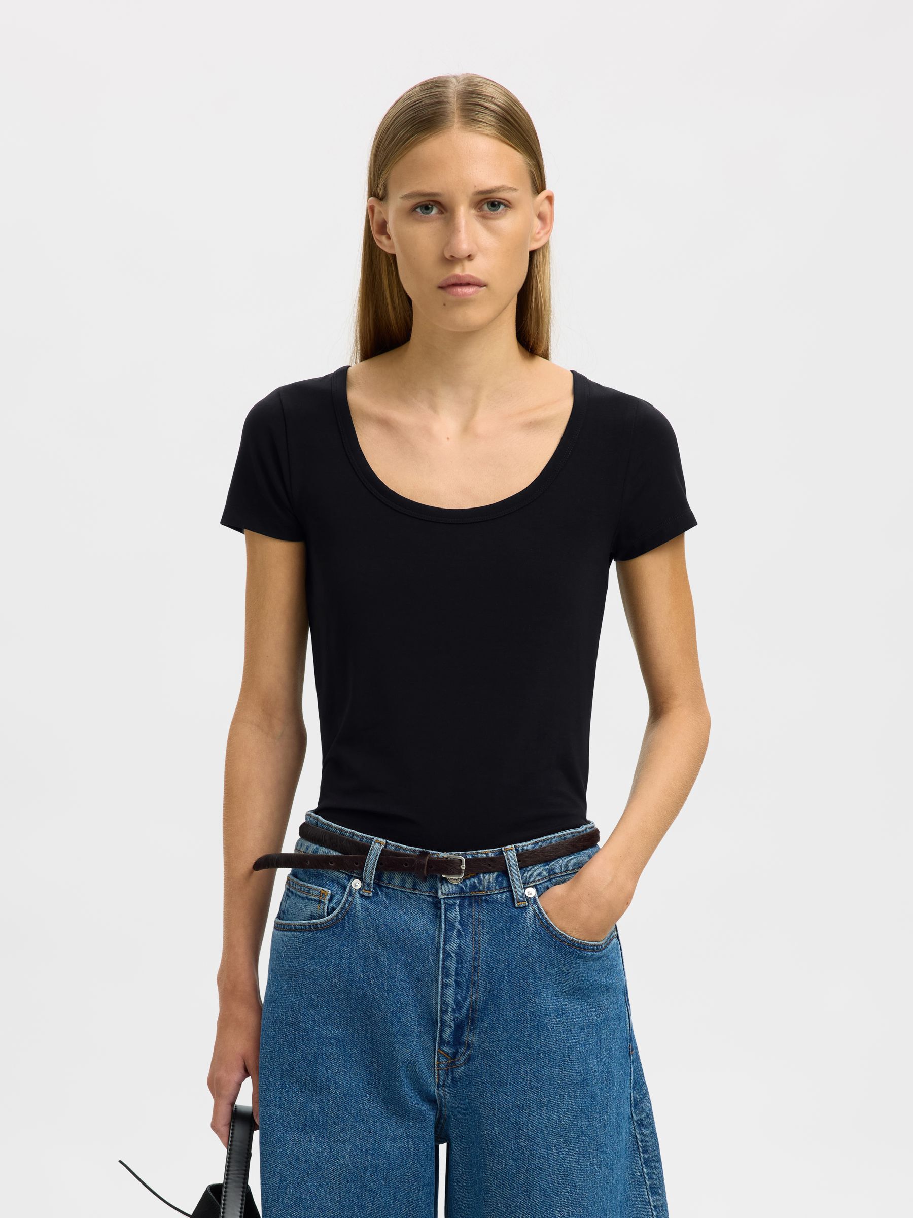 DYB HALSUDSKÆRING T-SHIRT, Black, highres