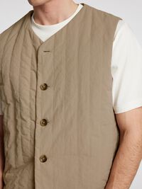 LET QUILTET VEST, Greige, highres