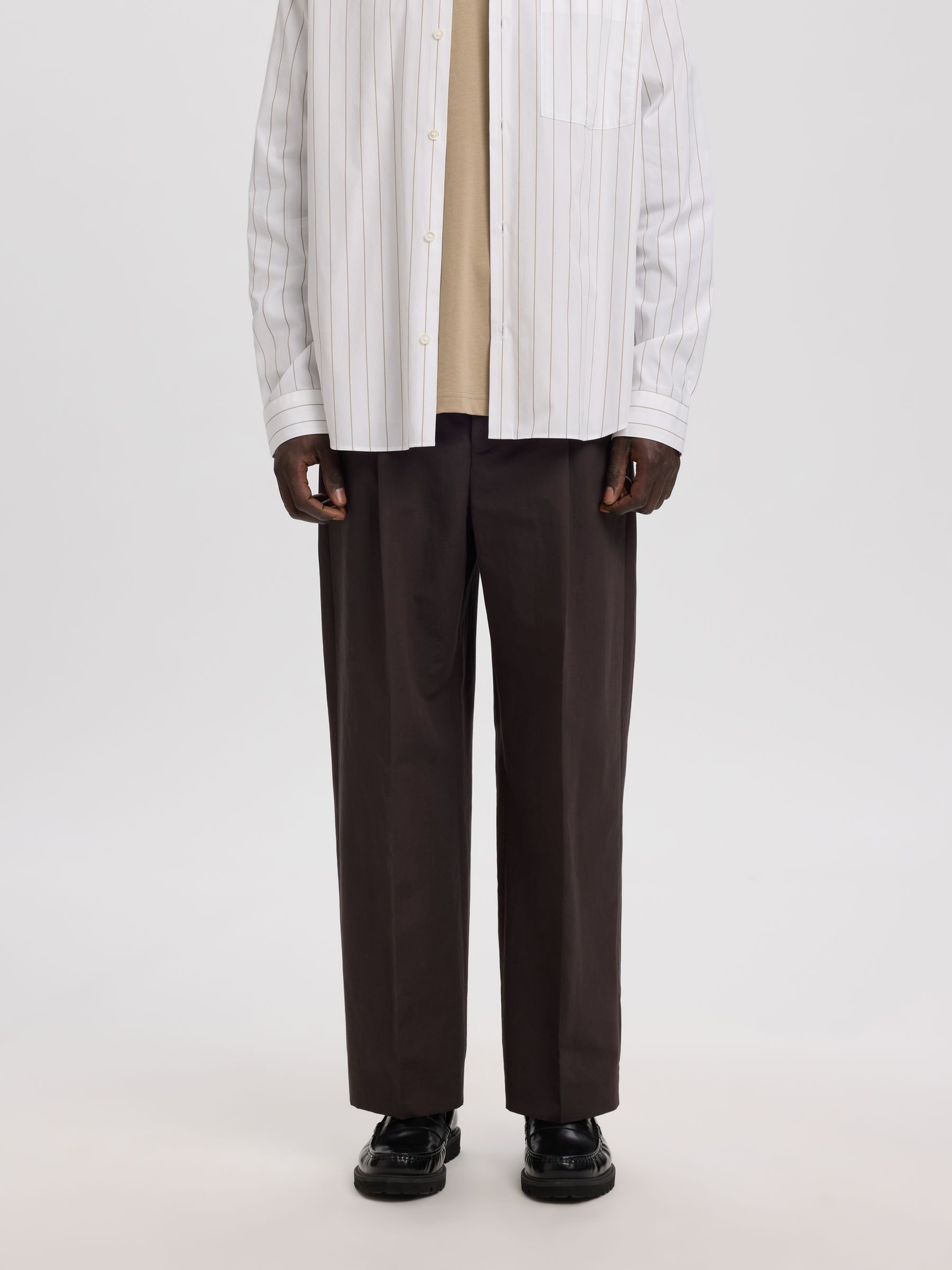 PLEATED LINEN-BLEND TROUSERS, Licorice, highres