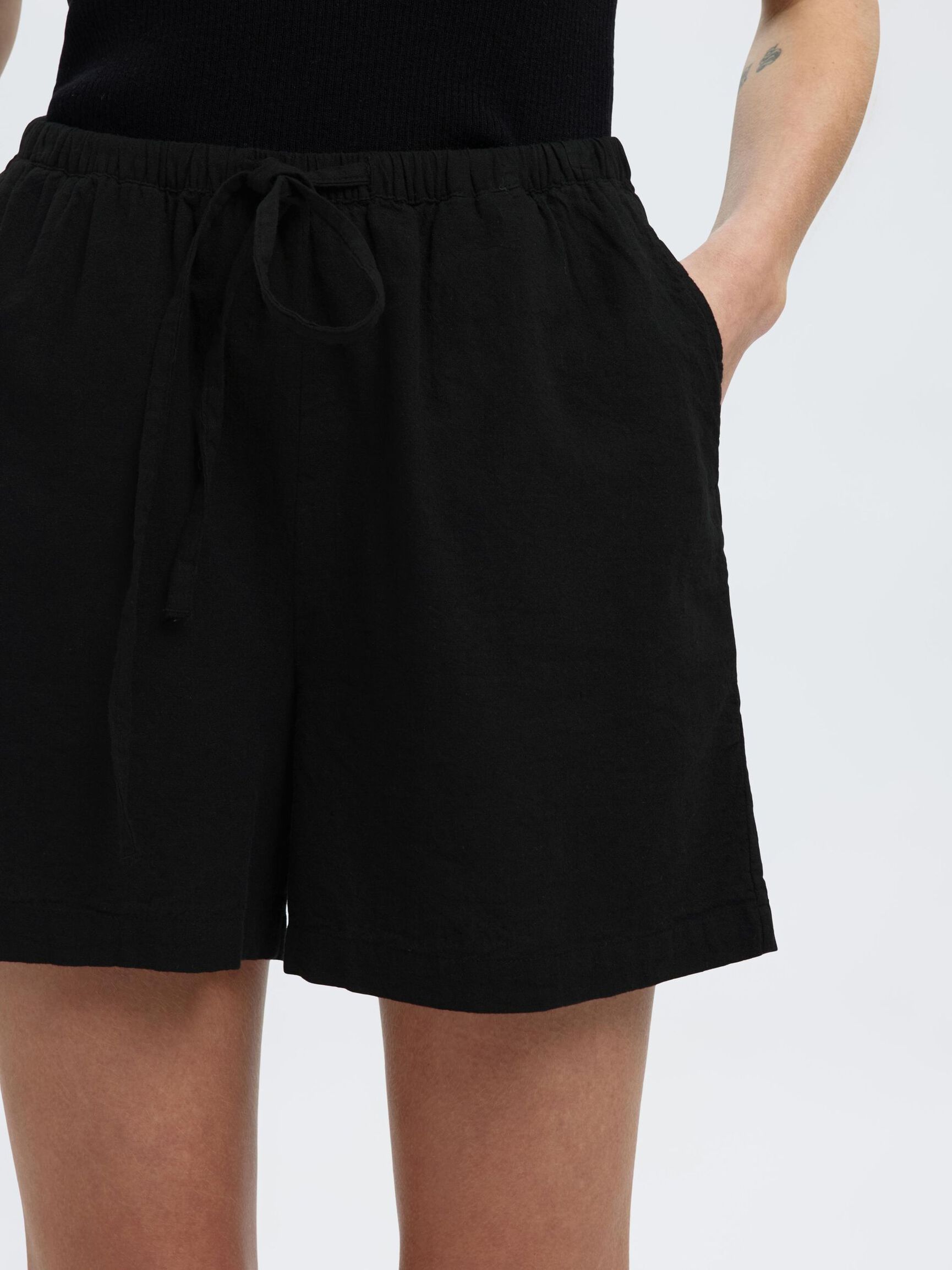 MID WAIST SHORTS AUS LEINENGEMISCH, Black, highres