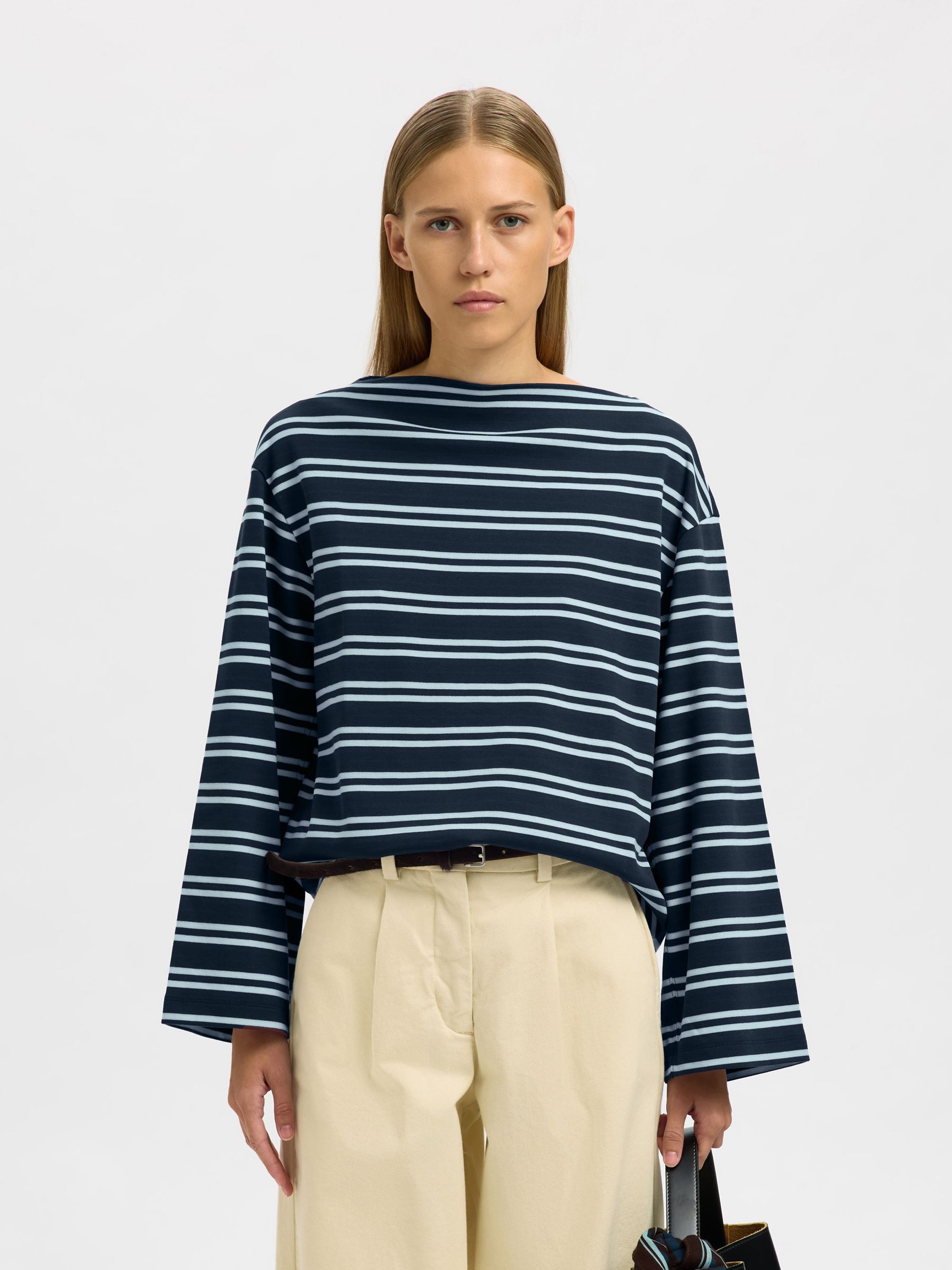 BOOTHALS TOP MET LANGE MOUWEN, Dark Sapphire, highres