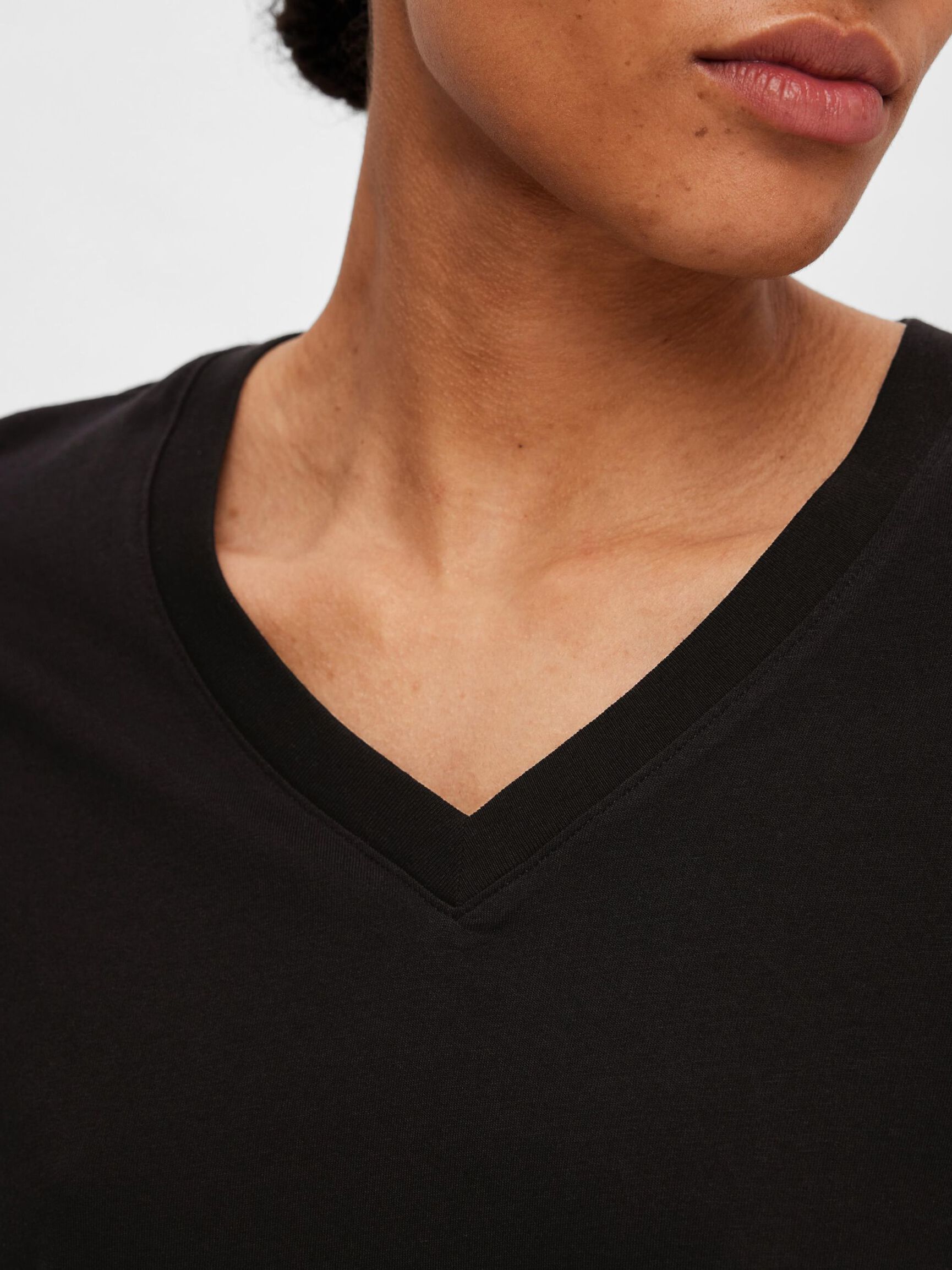 CLASSIC V-NECK T-SHIRT, Black, highres