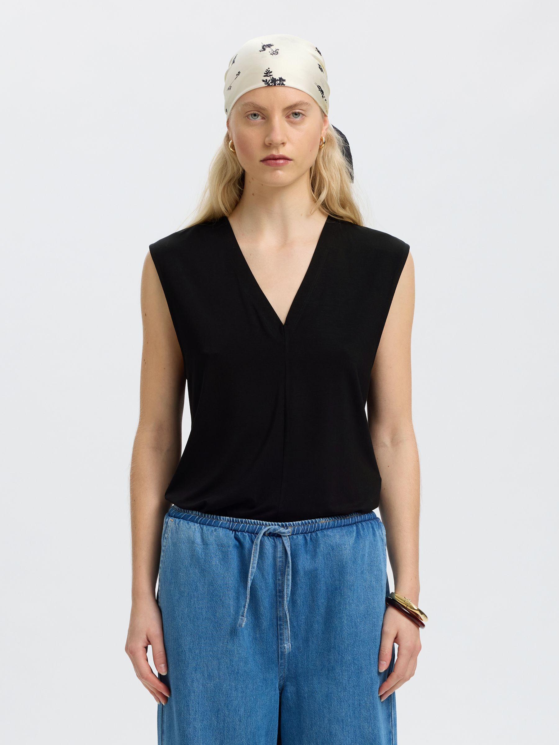 SLEEVELESS V-NECK TOP, Black, highres