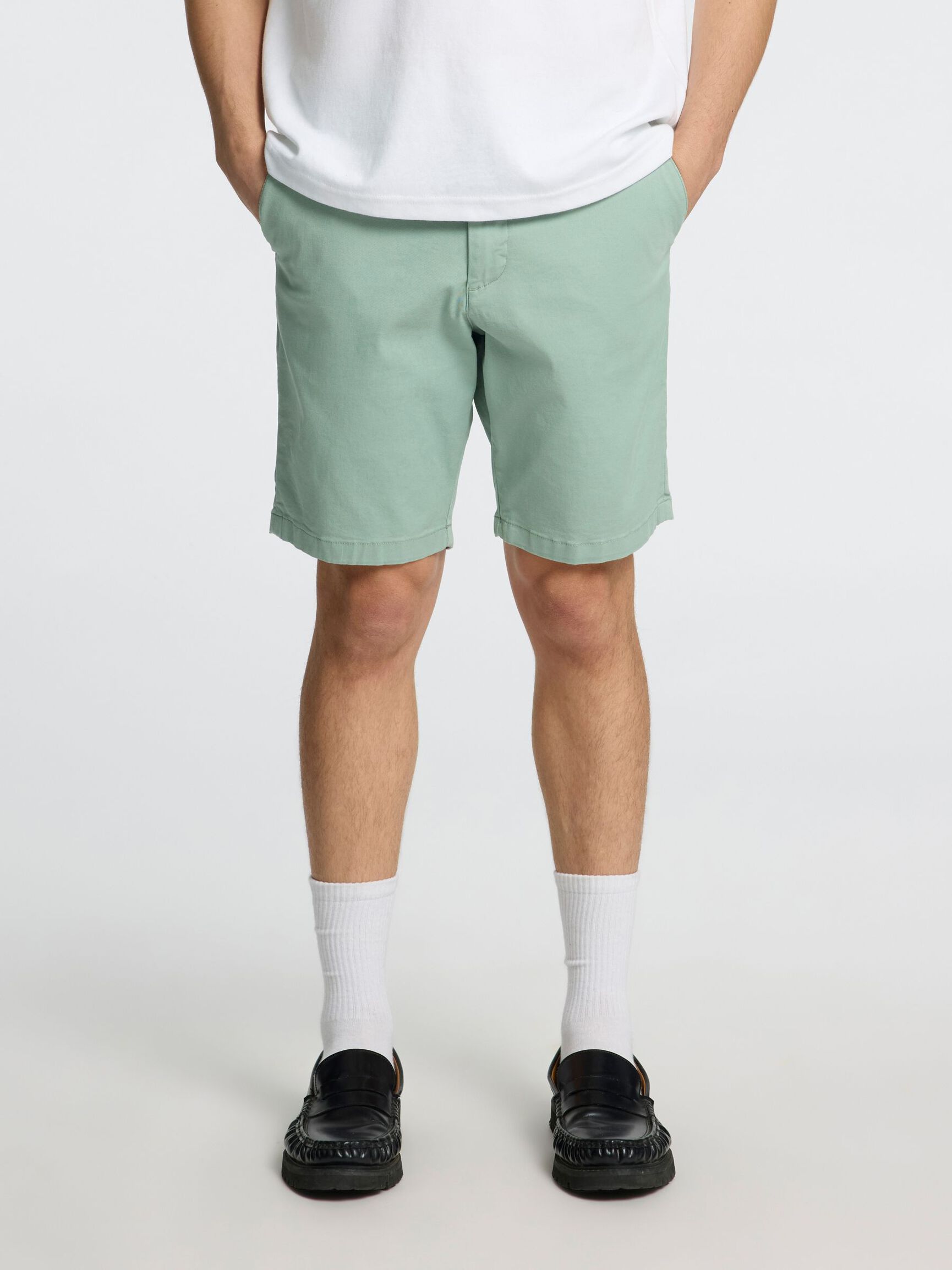 SLIM-FIT CHINO SHORTS, Iceberg Green, highres