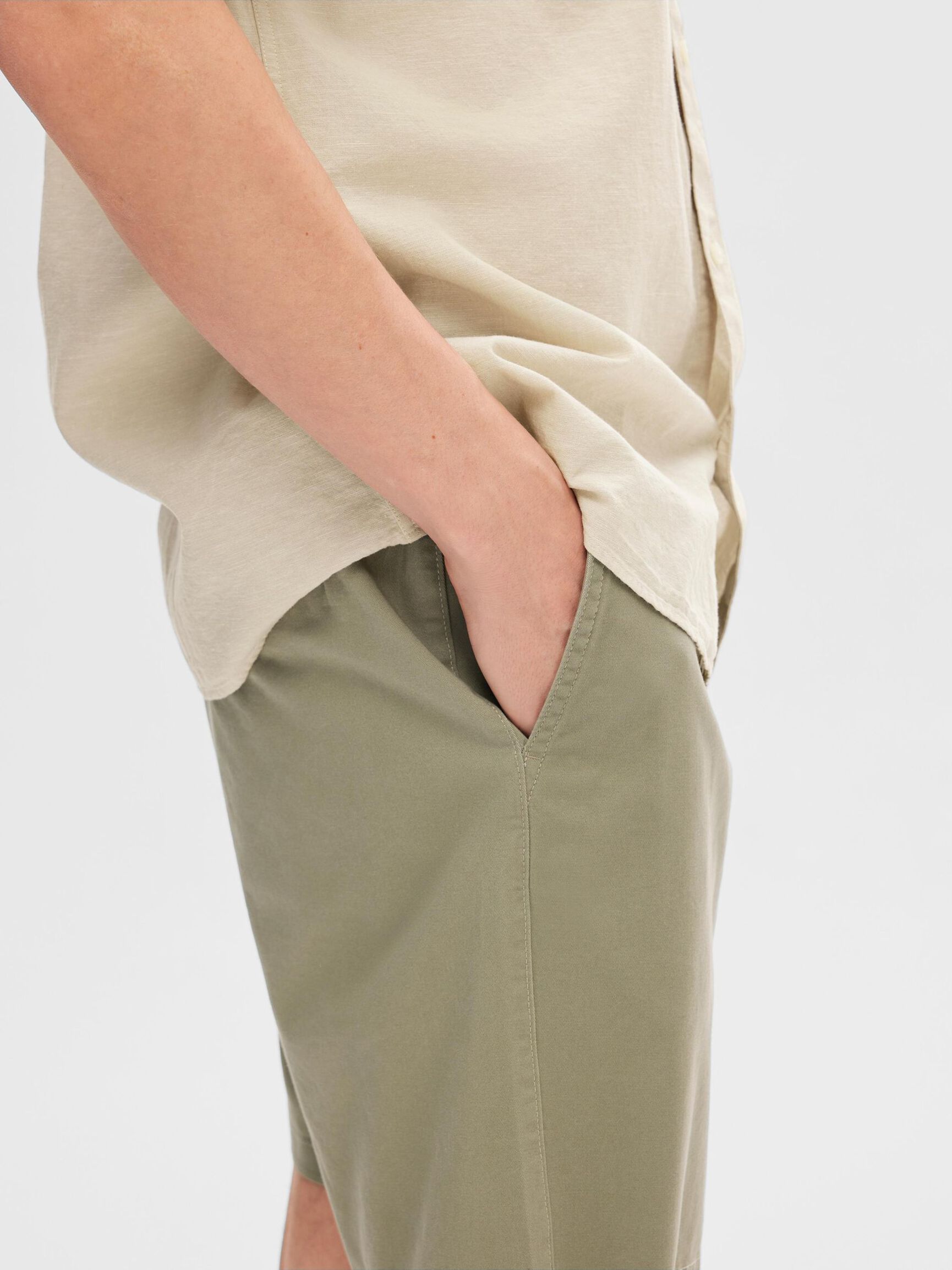 REGULAR FIT FLEX SHORTS, Vetiver, highres