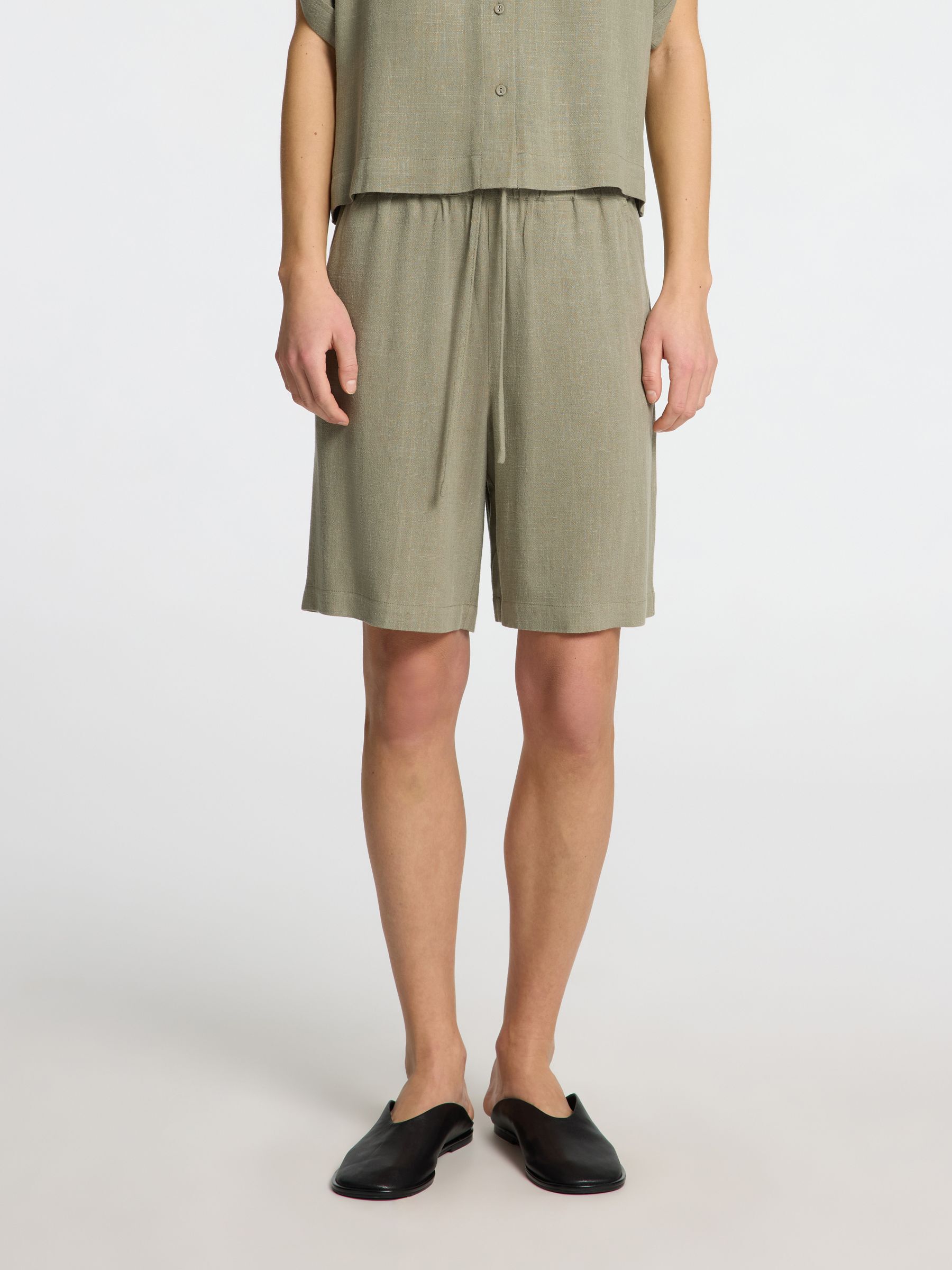 VISCOSE BLEND SHORTS, Vetiver, highres