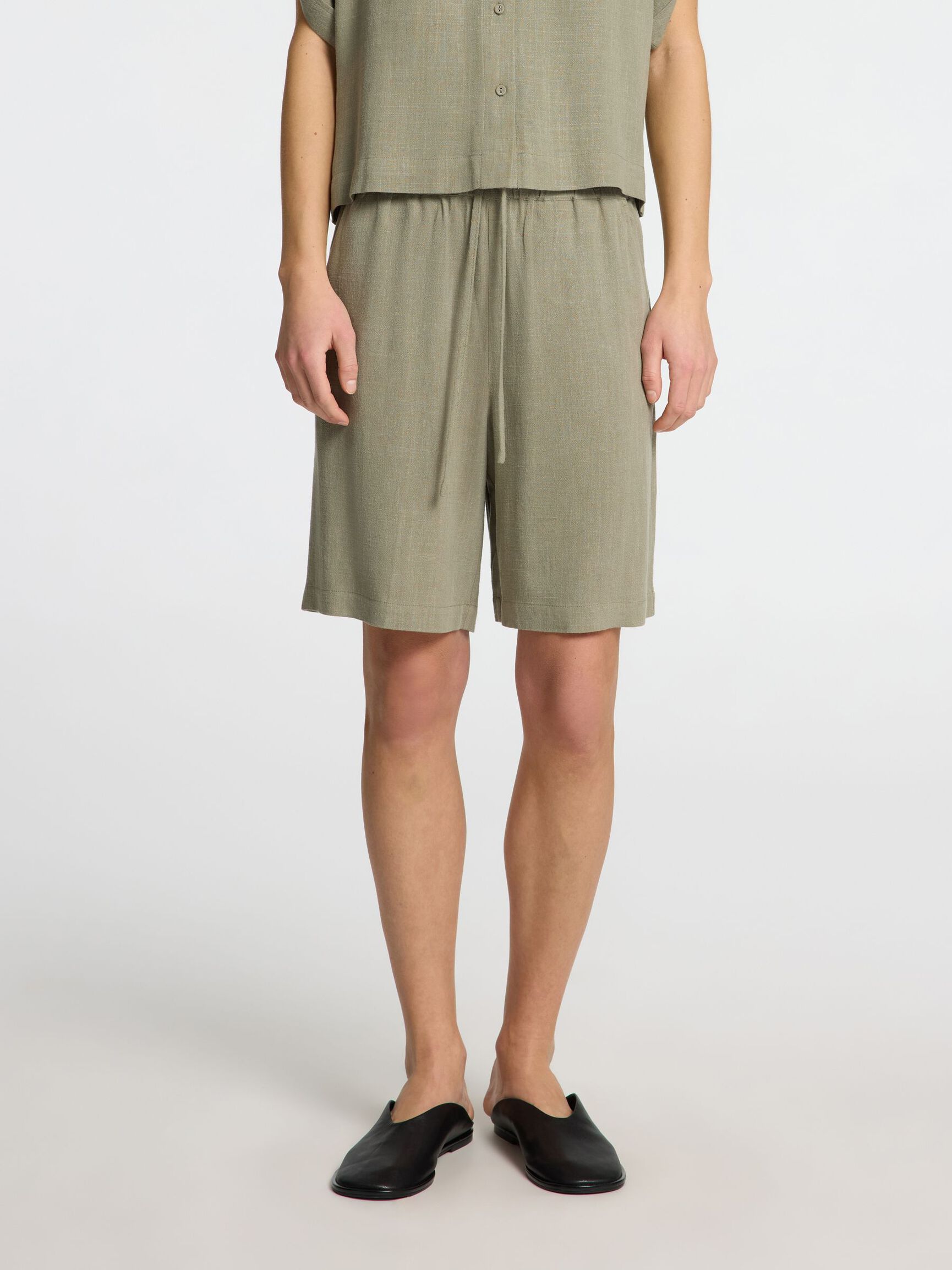 VISCOSE BLEND SHORTS, Vetiver, highres