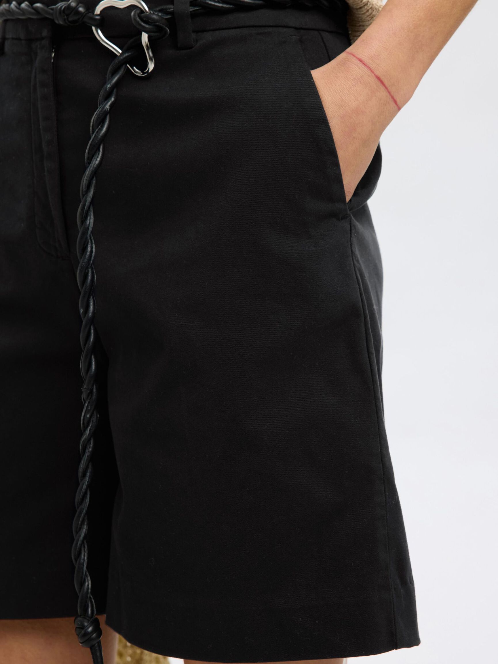 VID PASSFORM SHORTS MED HÖG MIDJA, Black, highres