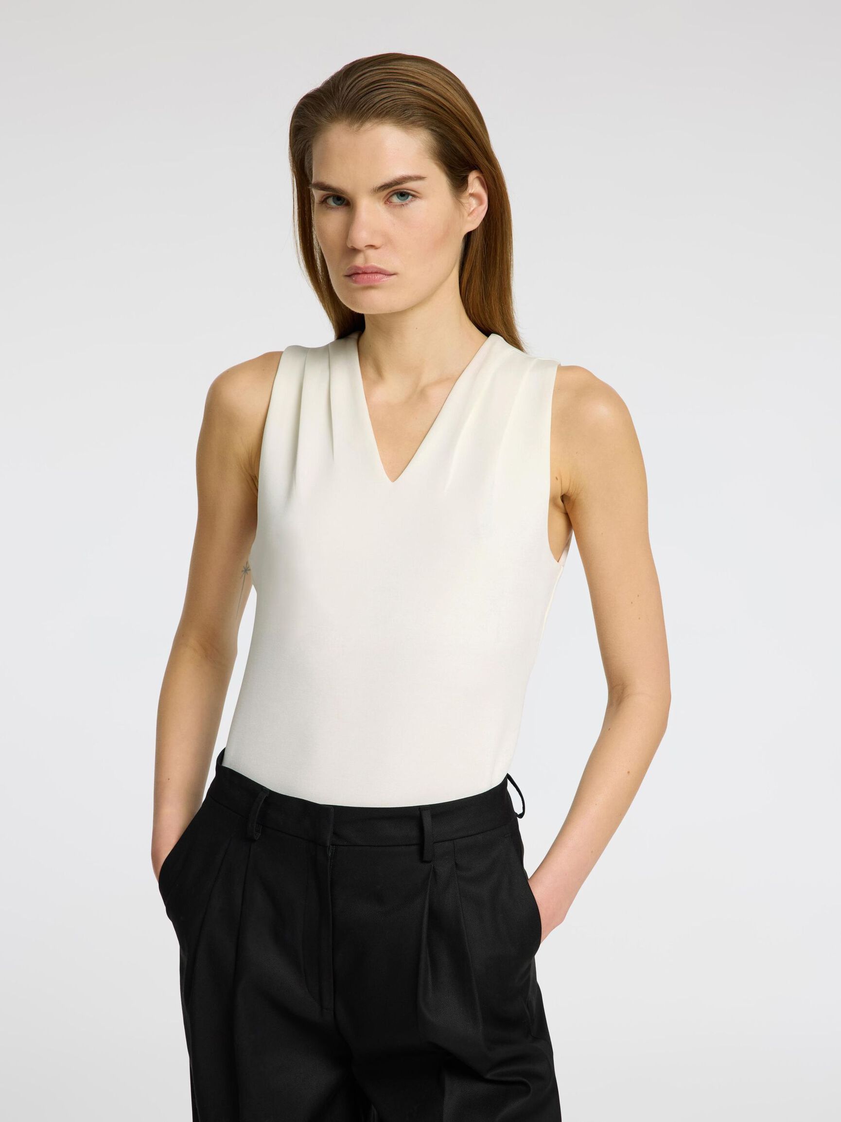SLEEVELESS V-NECK TOP, Snow White, highres