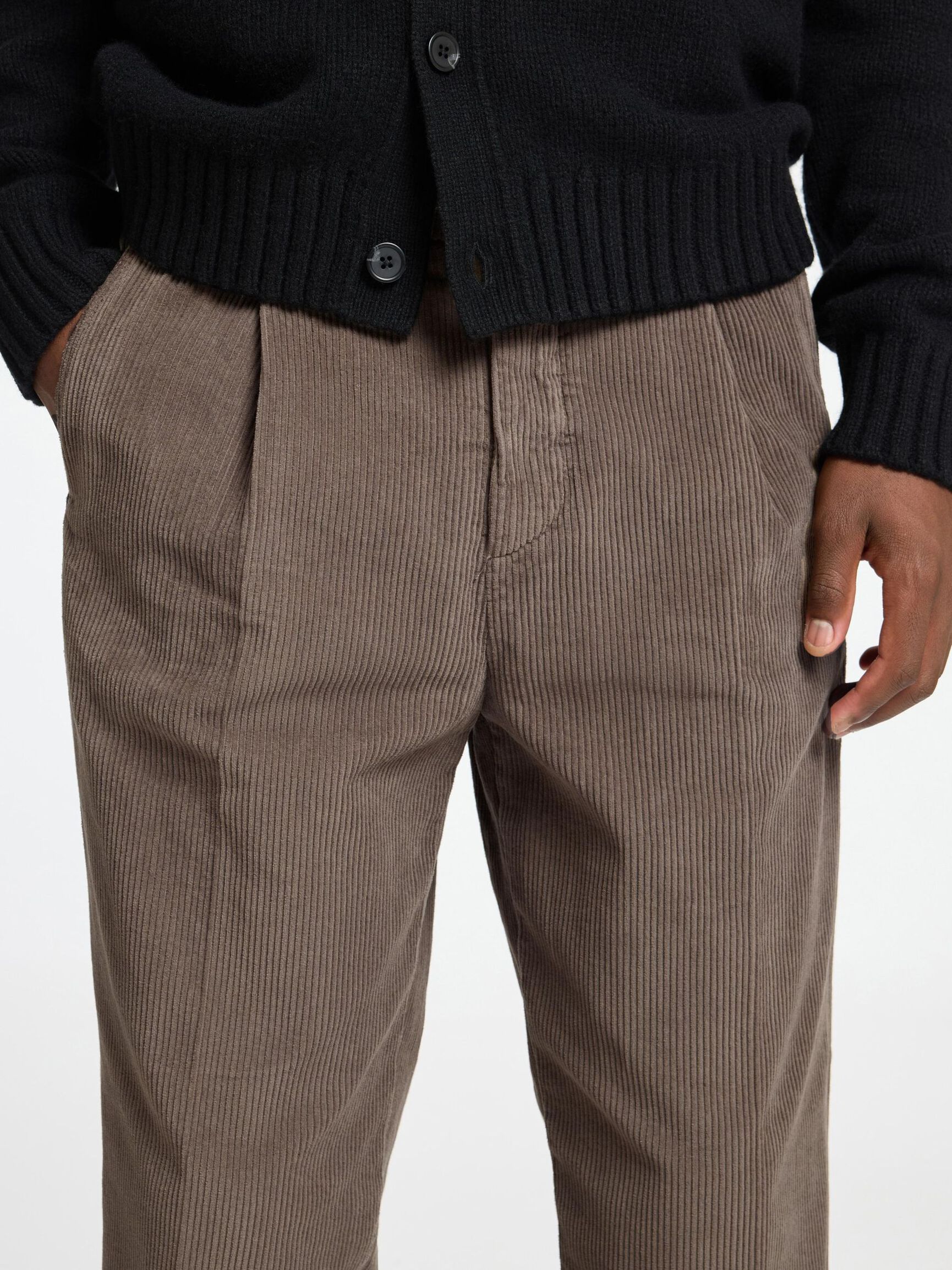 220 CORTE HOLGADO PANTALONES DE PANA, Morel, highres