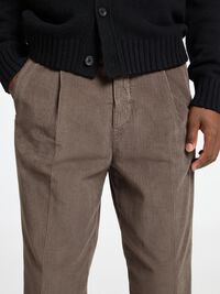 220 CORTE HOLGADO PANTALONES DE PANA, Morel, highres