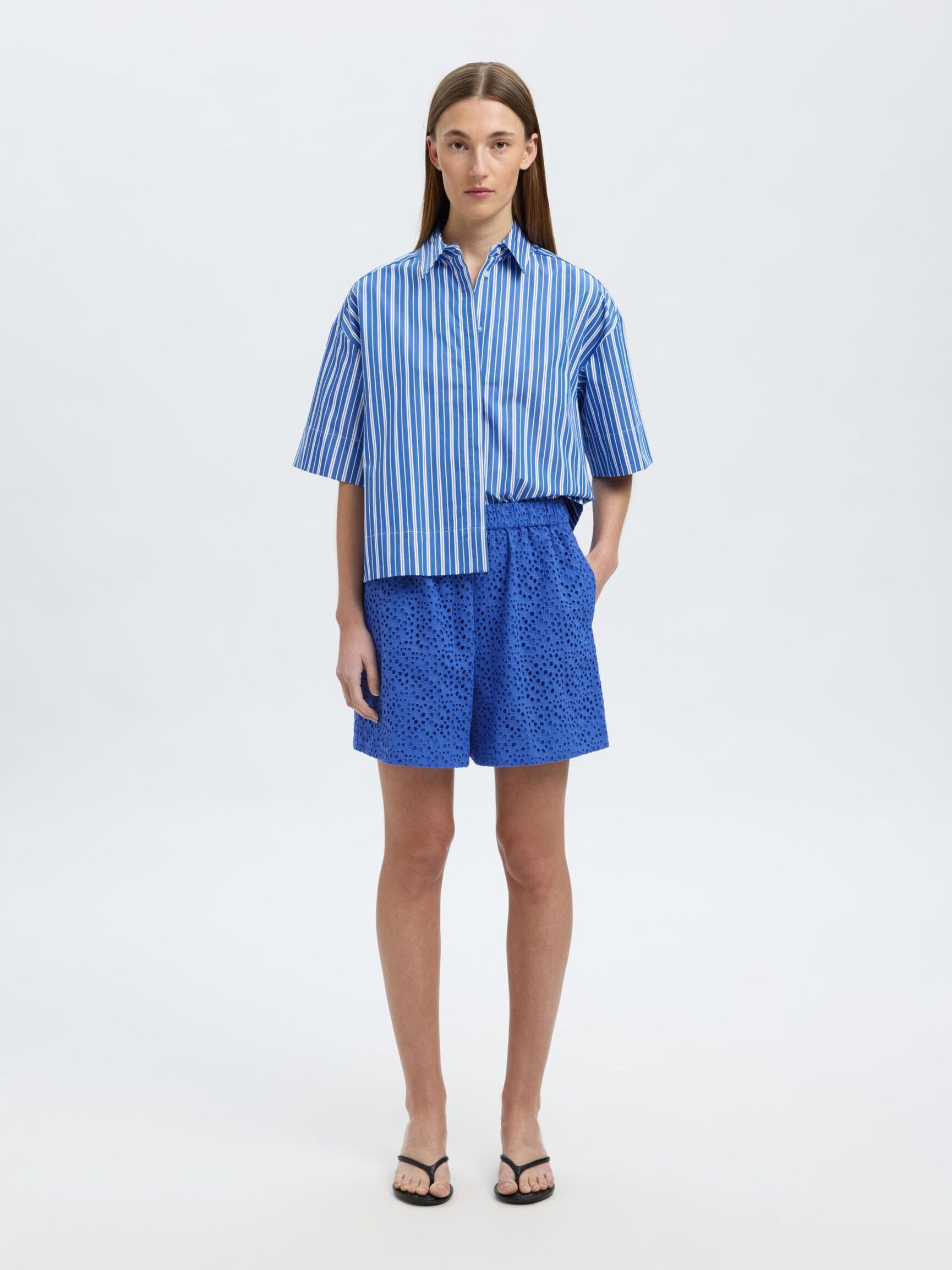 BRODERIE ANGLAISE HØJTALJEDE SHORTS, Dazzling Blue, highres