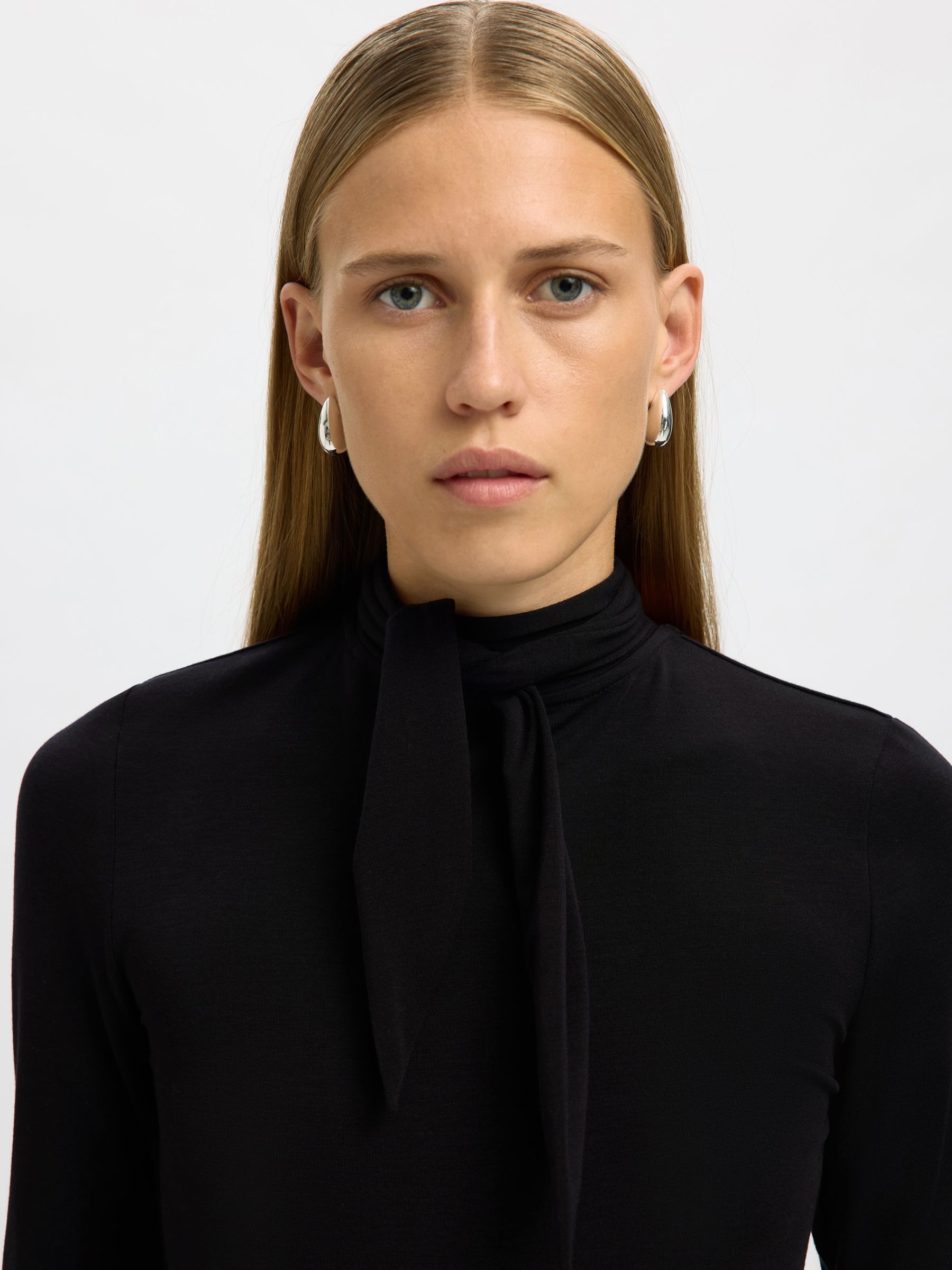 HOGE KRAAG TOP MET LANGE MOUWEN, Black, highres