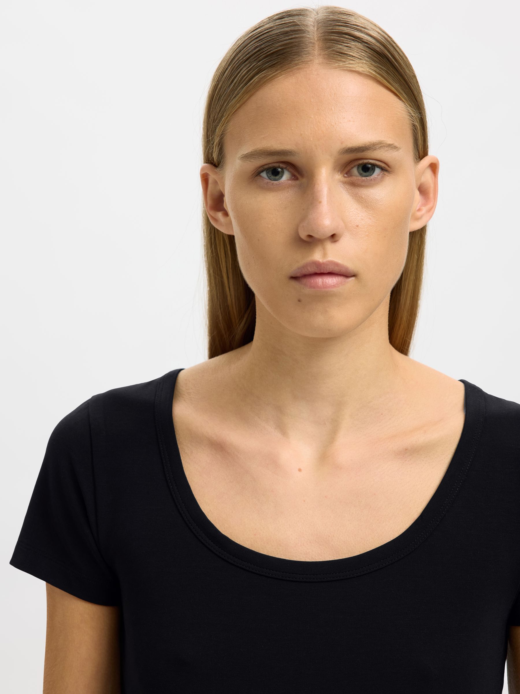 DYB HALSUDSKÆRING T-SHIRT, Black, highres