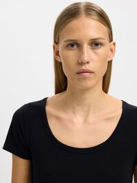 DYB HALSUDSKÆRING T-SHIRT, Black, highres