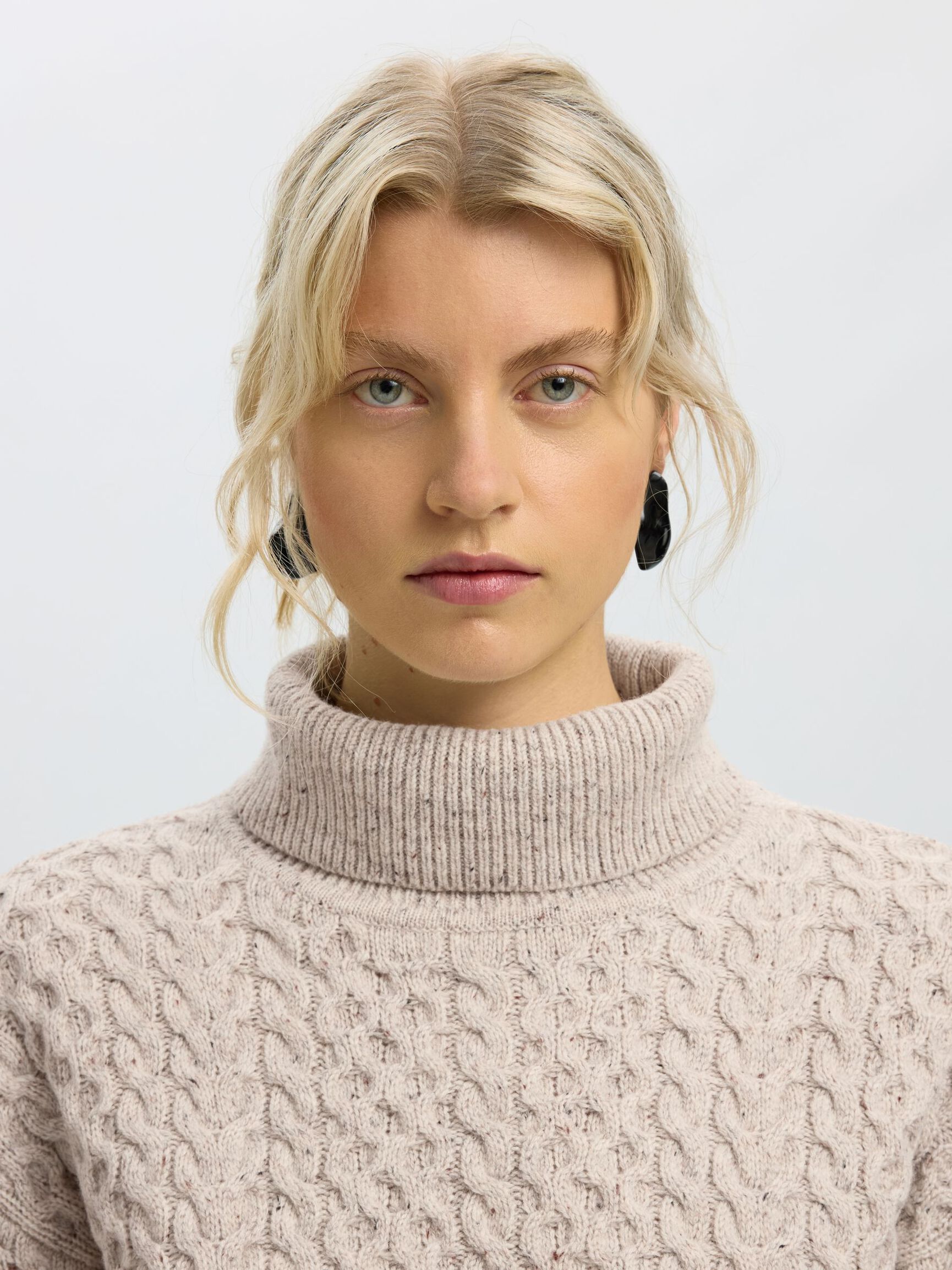 CABLE KNIT TURTLENECK, Birch, highres