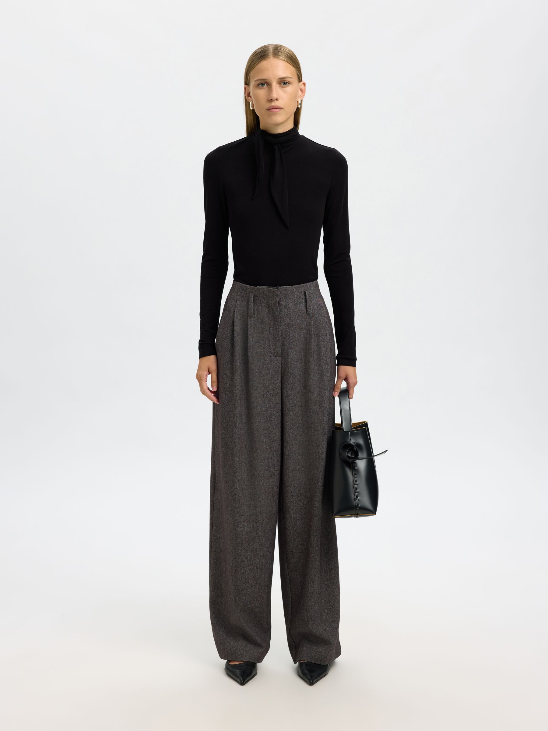 HOGE KRAAG TOP MET LANGE MOUWEN, Black, highres