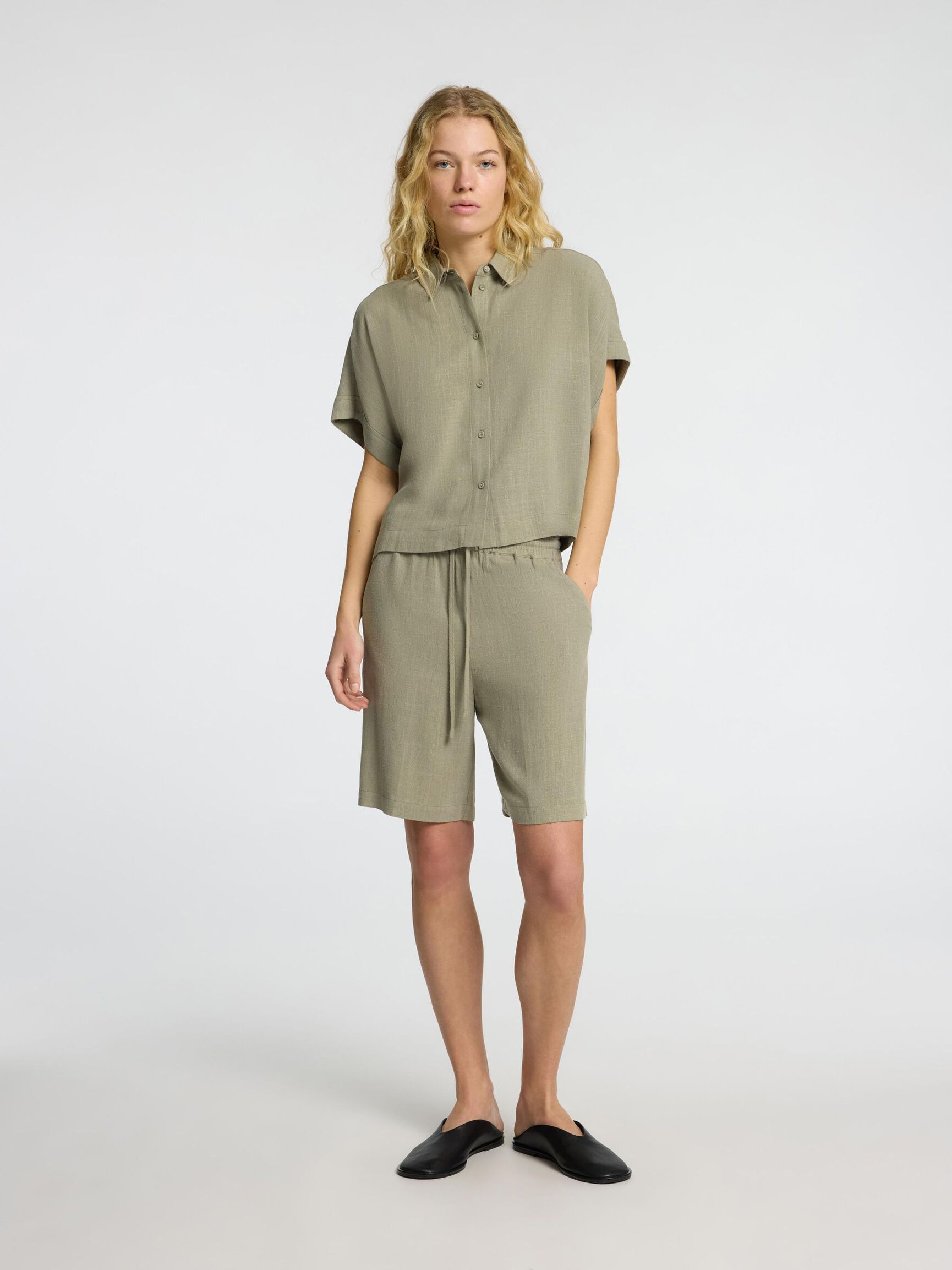VISCOSE BLEND SHORTS, Vetiver, highres