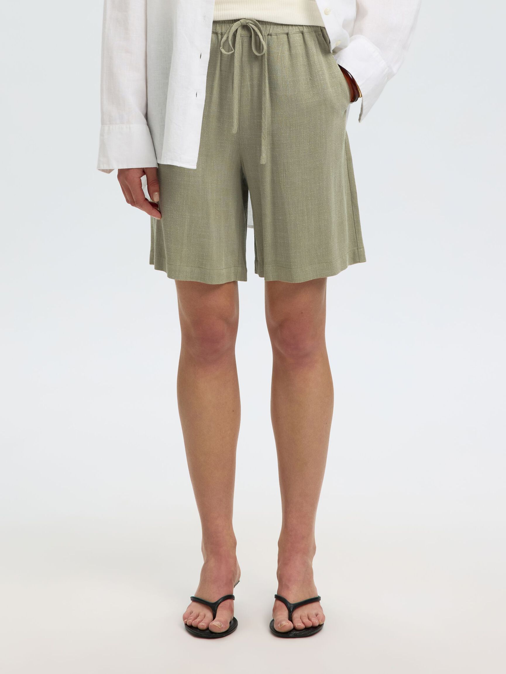 VISCOSE BLEND SHORTS, Vetiver, highres
