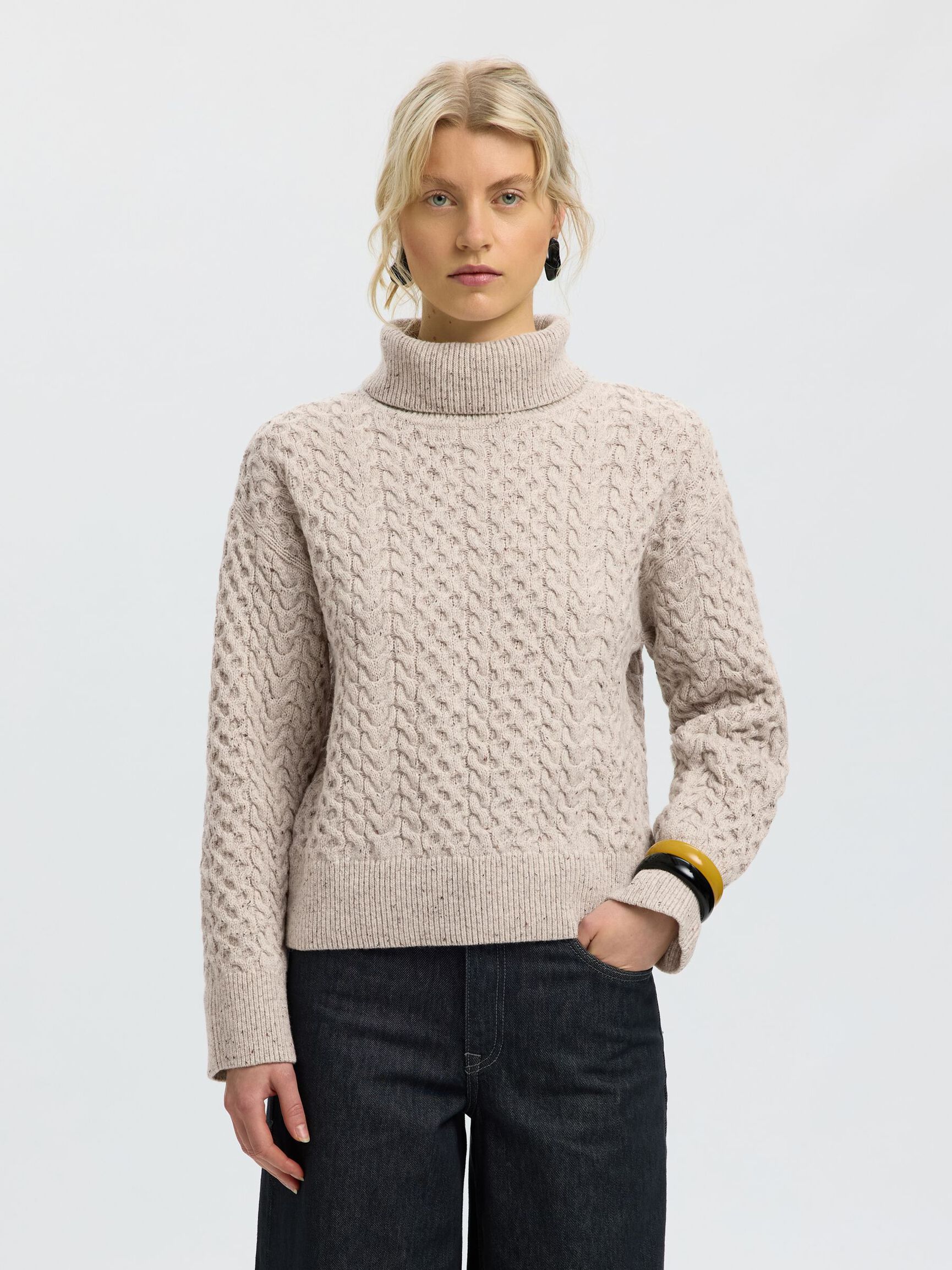 CABLE KNIT TURTLENECK, Birch, highres