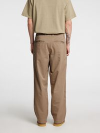 LÖS PASSFORM CHINOS, Weathered Teak, highres