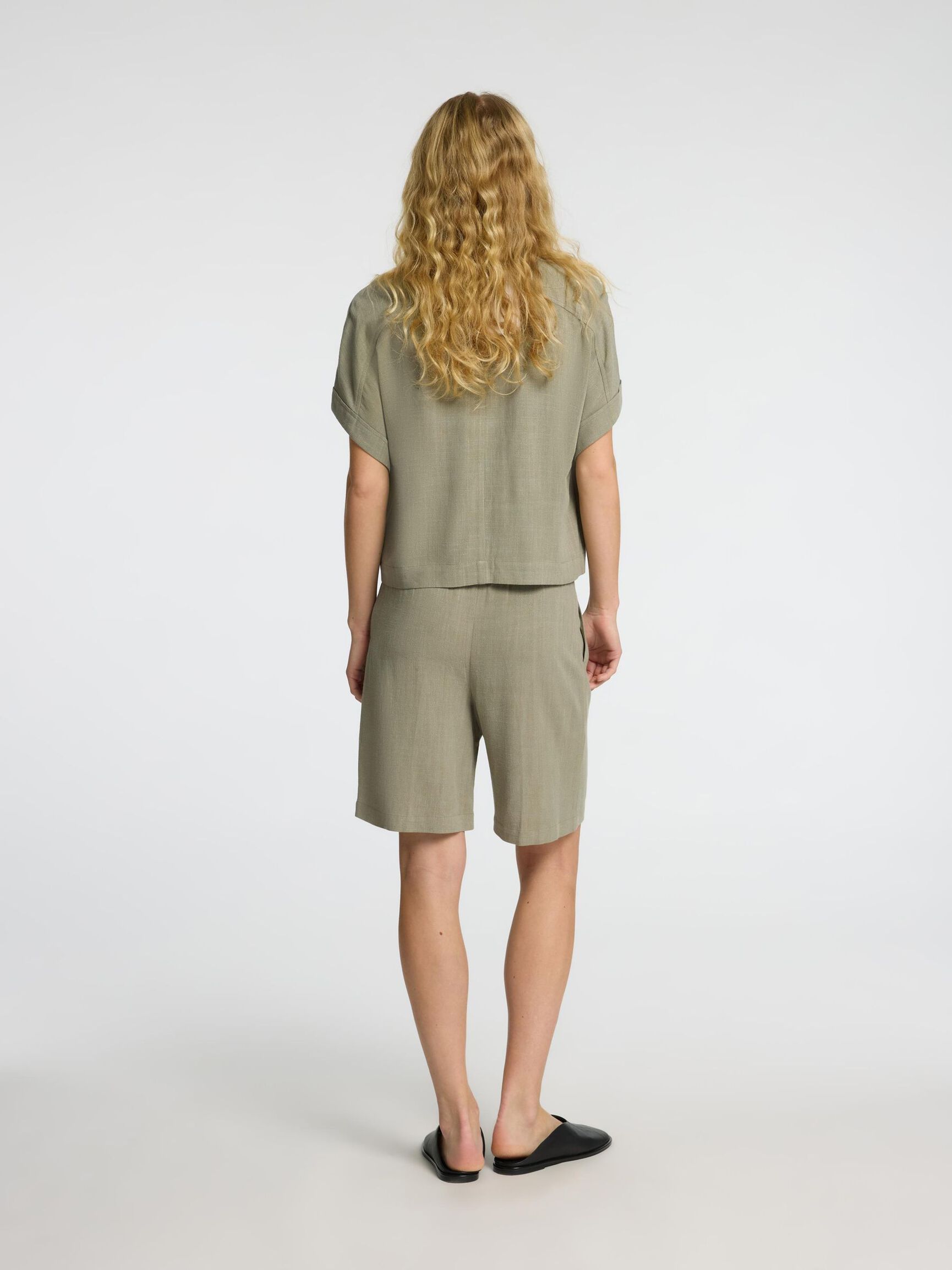 VISCOSE BLEND SHORTS, Vetiver, highres