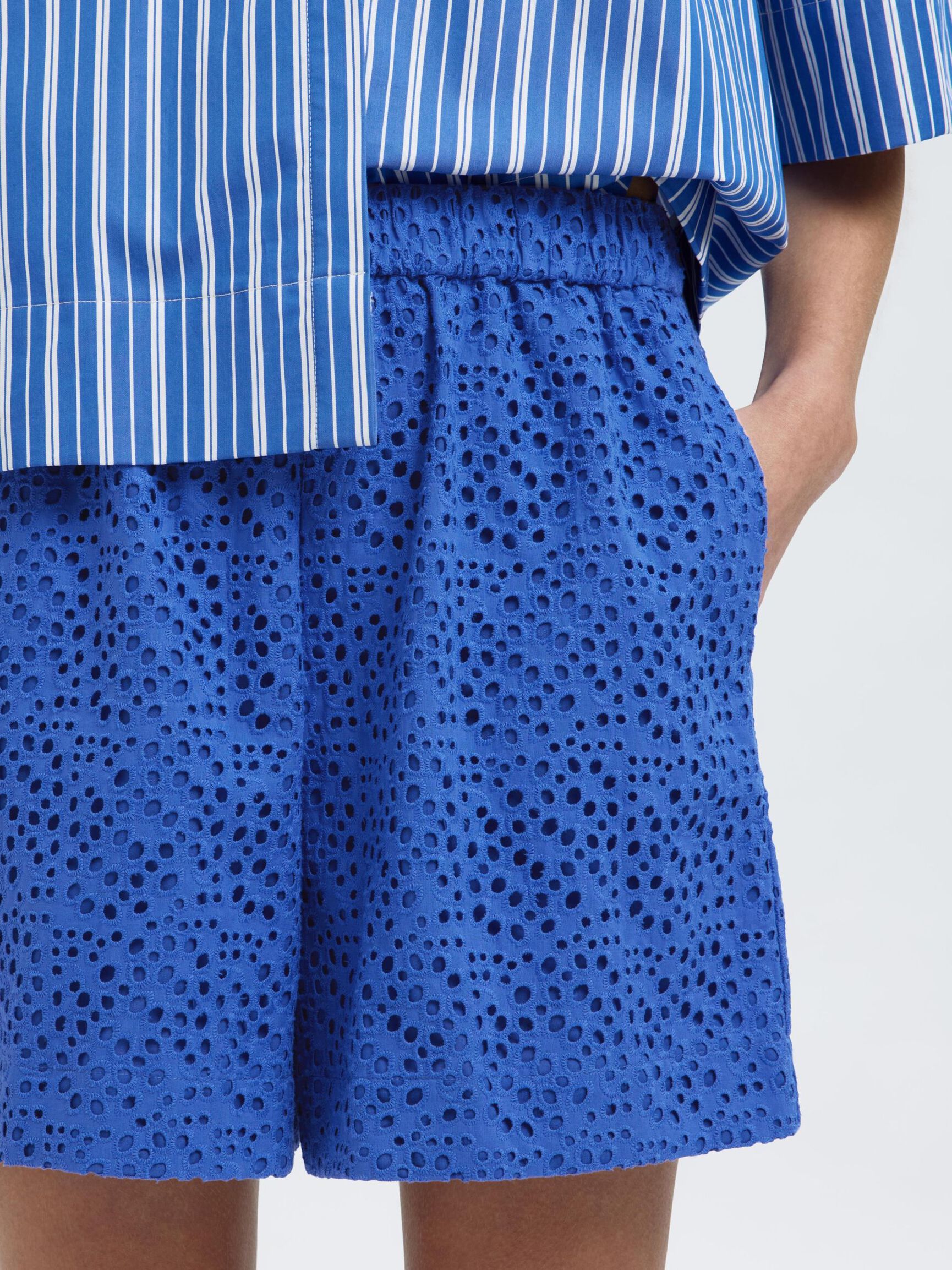BRODERIE ANGLAISE HØJTALJEDE SHORTS, Dazzling Blue, highres
