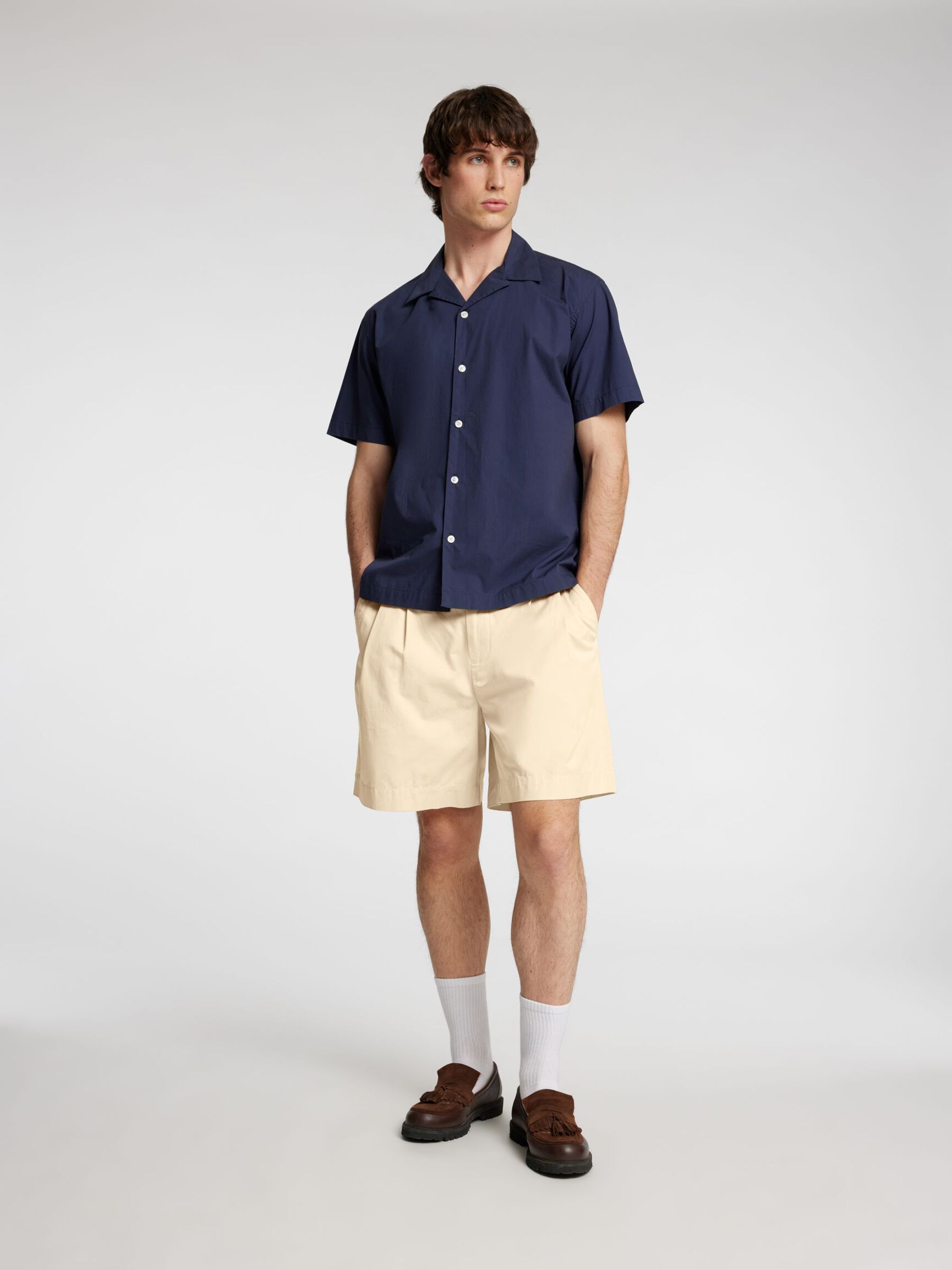 PLEATED CHINO SHORTS, Fog, highres