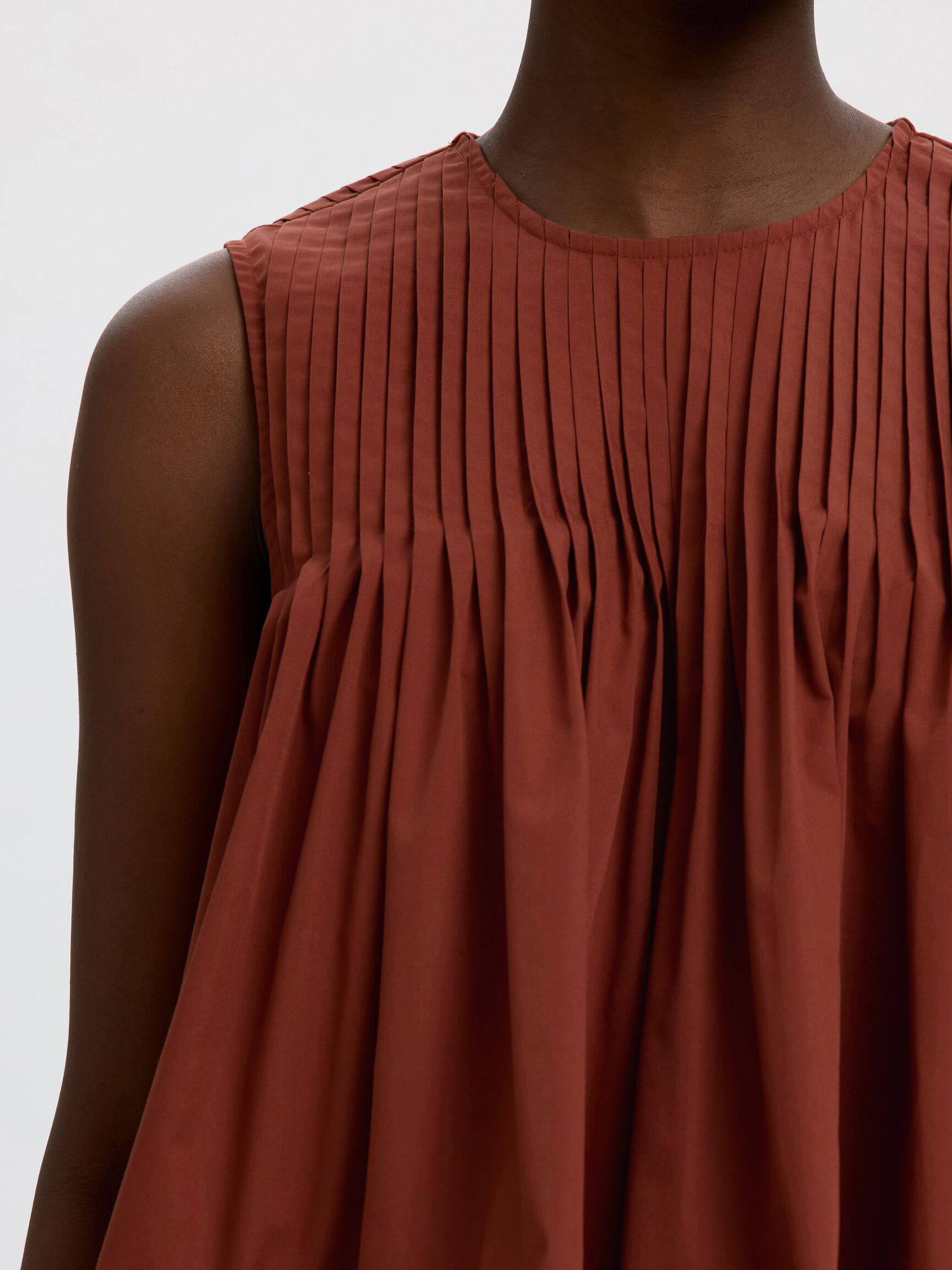 PLEATED SLEEVELESS TOP, Cherry Mahogany, highres