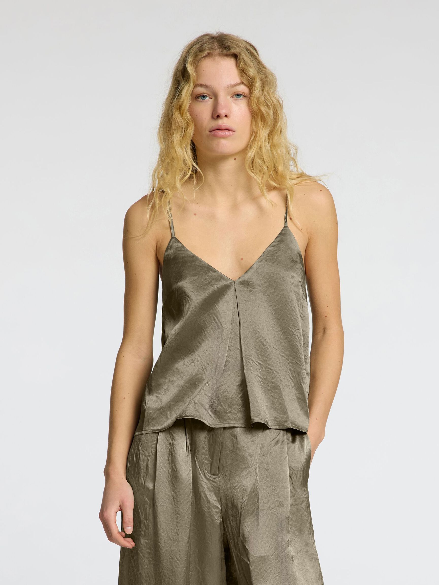 V-AUSSCHNITT SPAGHETTITRÄGER-TOP, Vetiver, highres