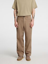 LÖS PASSFORM CHINOS, Weathered Teak, highres