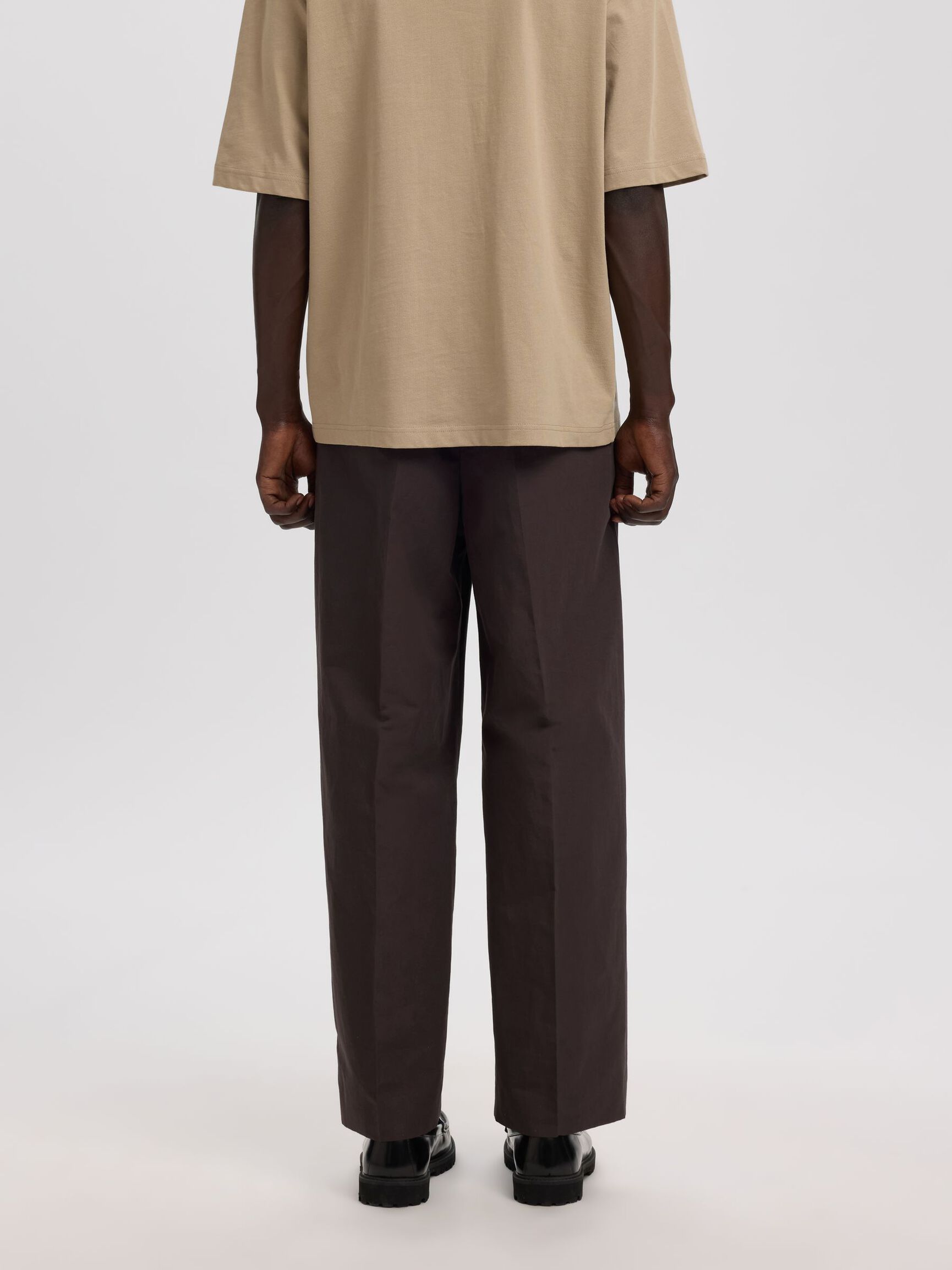 PLEATED LINEN-BLEND TROUSERS, Licorice, highres