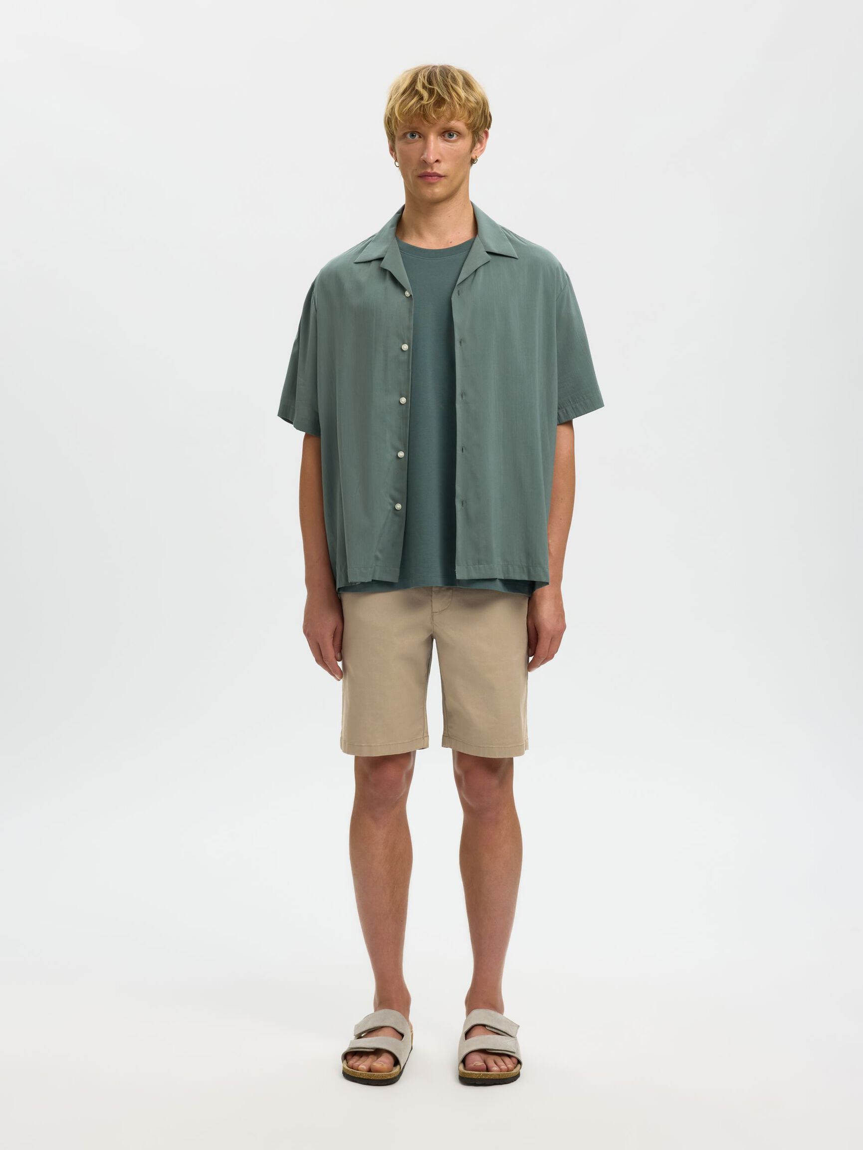 SLIM-FIT CHINOSHORTS, Greige, highres