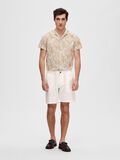 Selected COMFORT FIT SHORTS, Cloud Dancer, highres - 16087638_CloudDancer_005.jpg