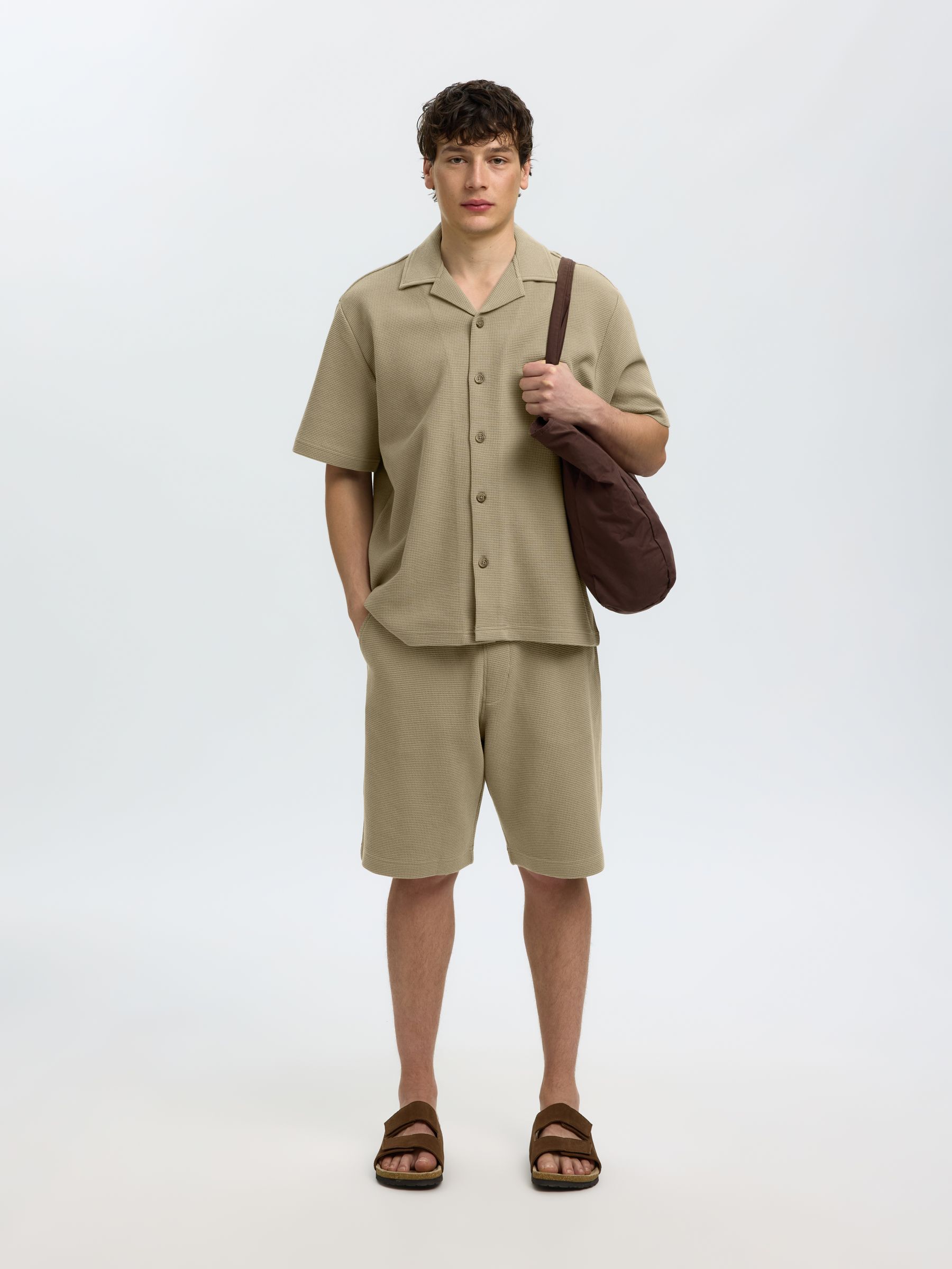 AVSLAPPNAD PASSFORM ÖVERSKJORTA, Vetiver, highres