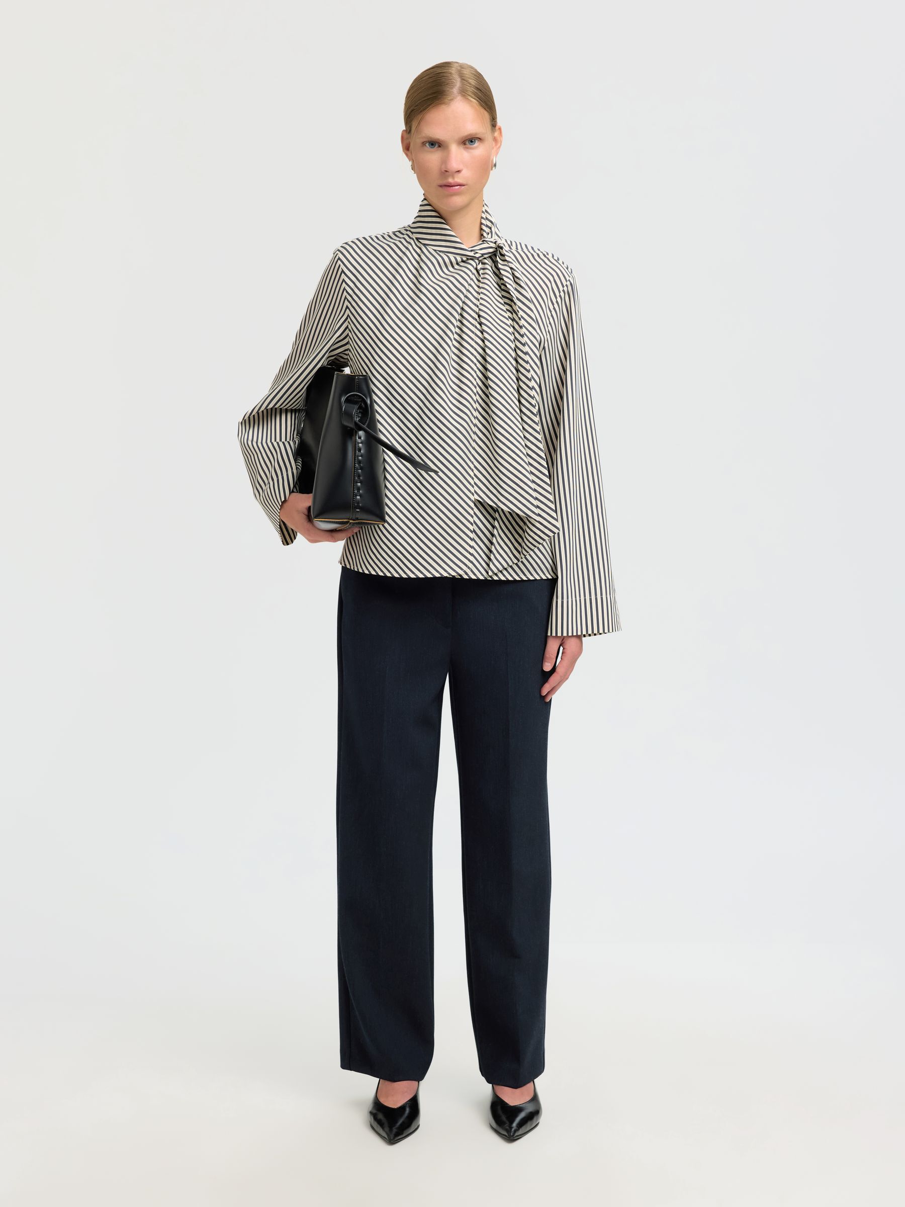 VISCOSE BLOUSE MET LANGE MOUWEN, Angora, highres