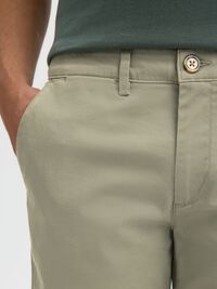 SLIM-FIT CHINOSHORTS, Vetiver, highres