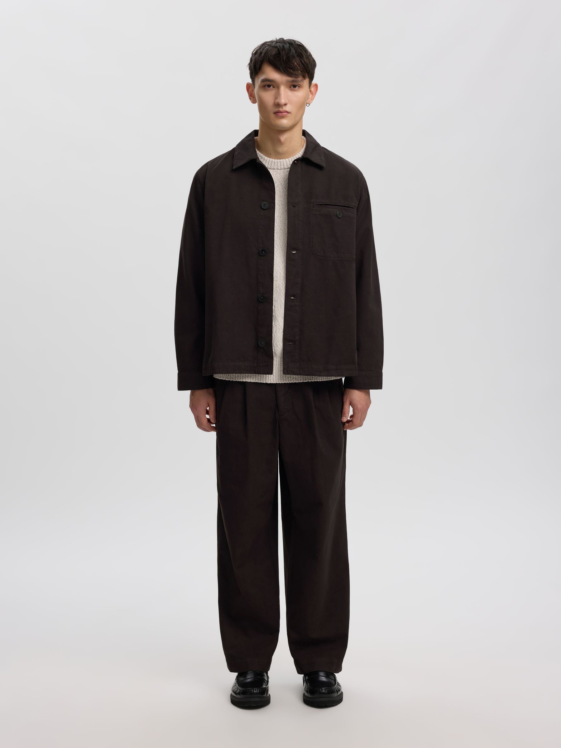 PRENDA CON PLIEGUES PANTALONES CORTE HOLGADO, Licorice, highres