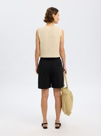 VID PASSFORM SHORTS MED HÖG MIDJA, Black, highres