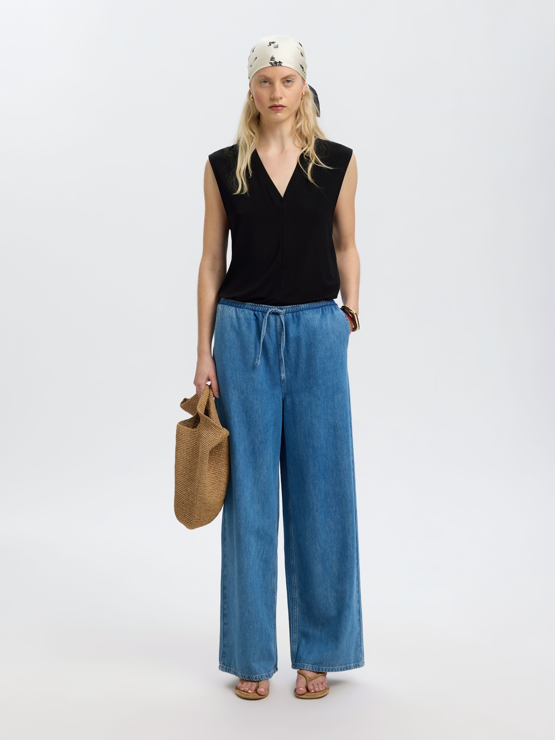 SLEEVELESS V-NECK TOP, Black, highres