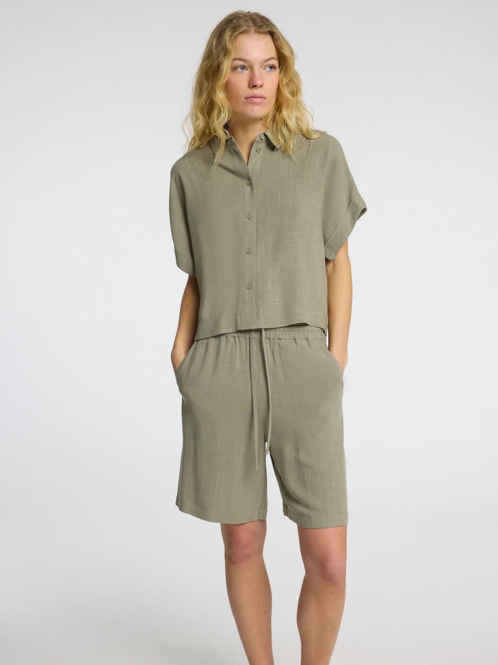 VISCOSE BLEND SHORTS, Vetiver, highres