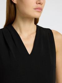 PRENDA SIN MANGAS TOP DE CUELLO EN PICO, Black, highres