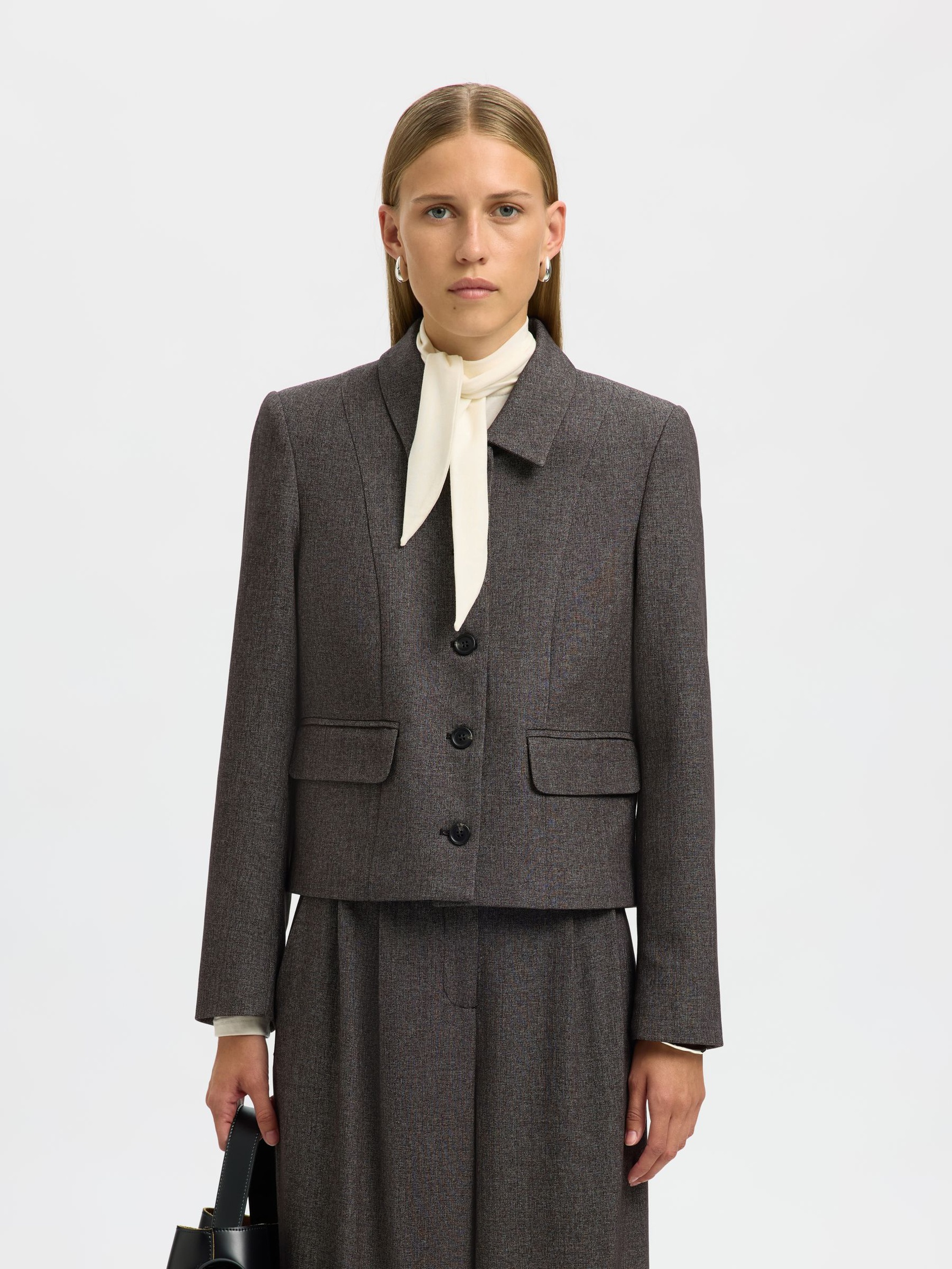 CROPPED BLAZER MED FIGURNÆR PASSFORM, Black, highres
