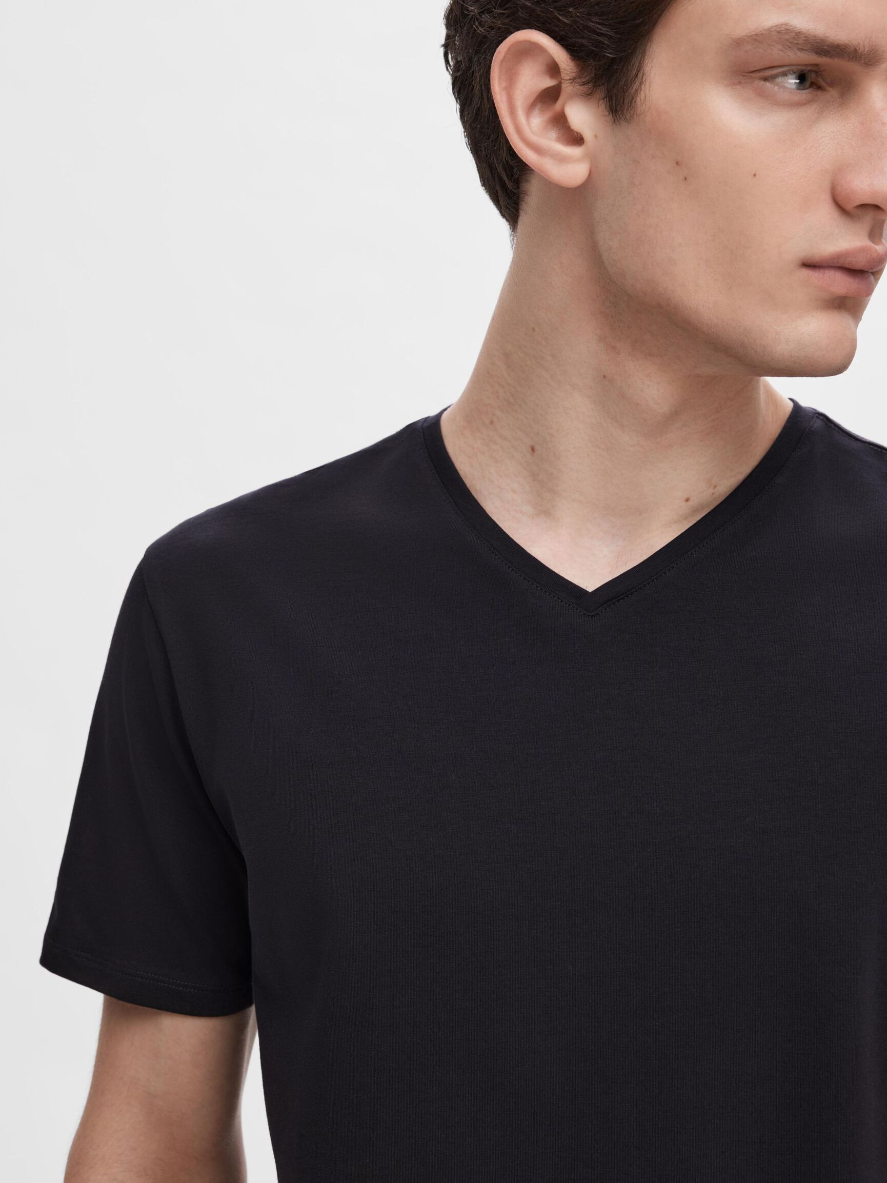 V-AUSSCHNITT T-SHIRT, Black, highres