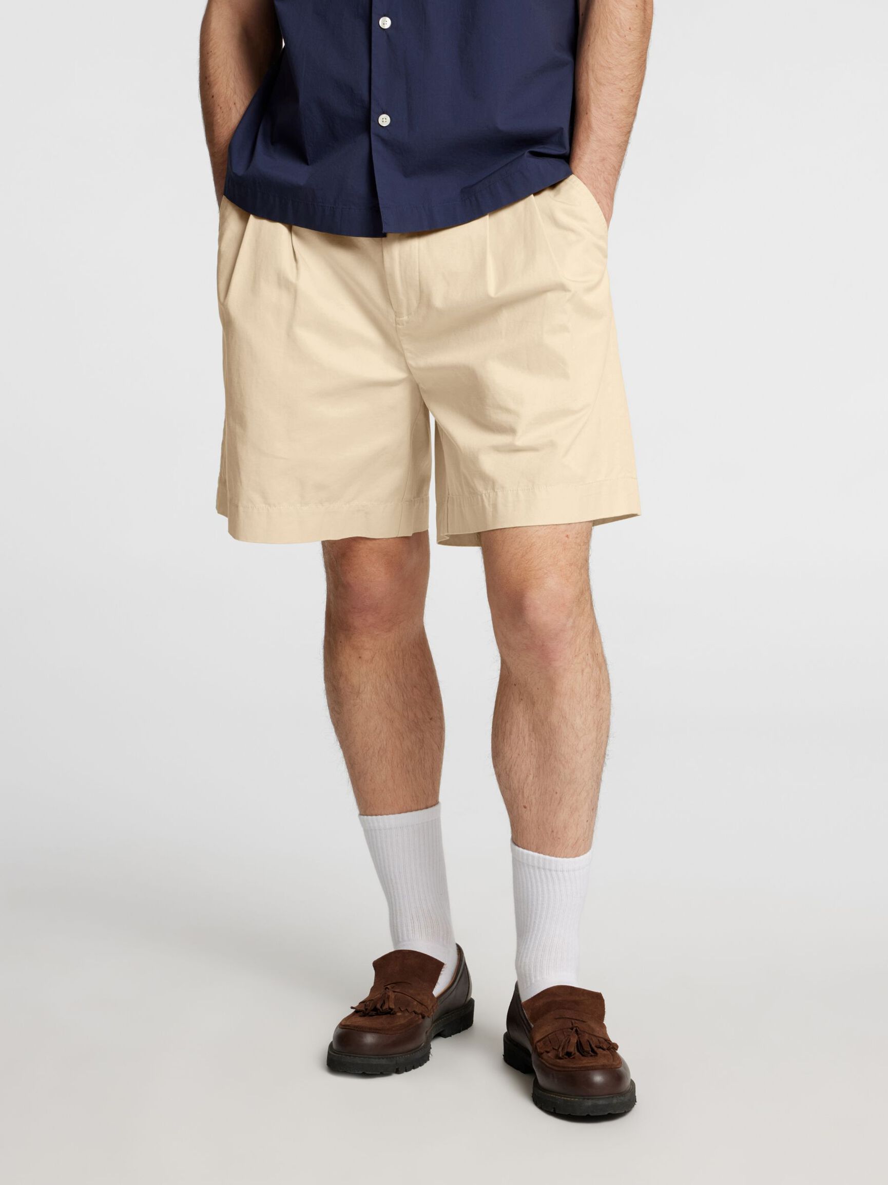 PLEATED CHINO SHORTS, Fog, highres