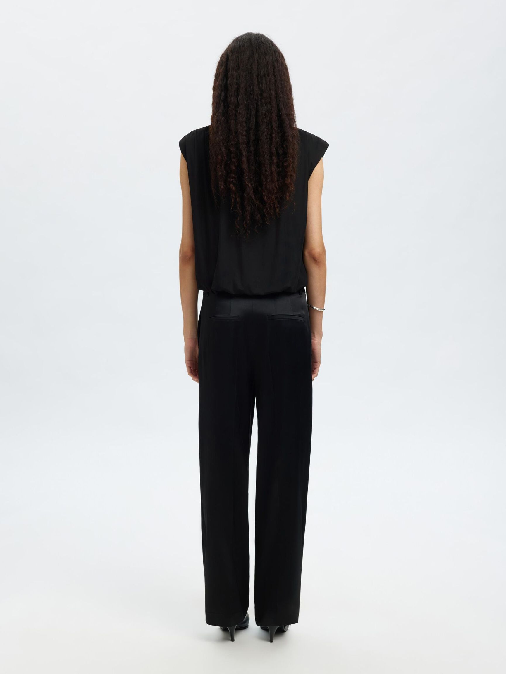 SLEEVELESS V-NECK TOP, Black, highres